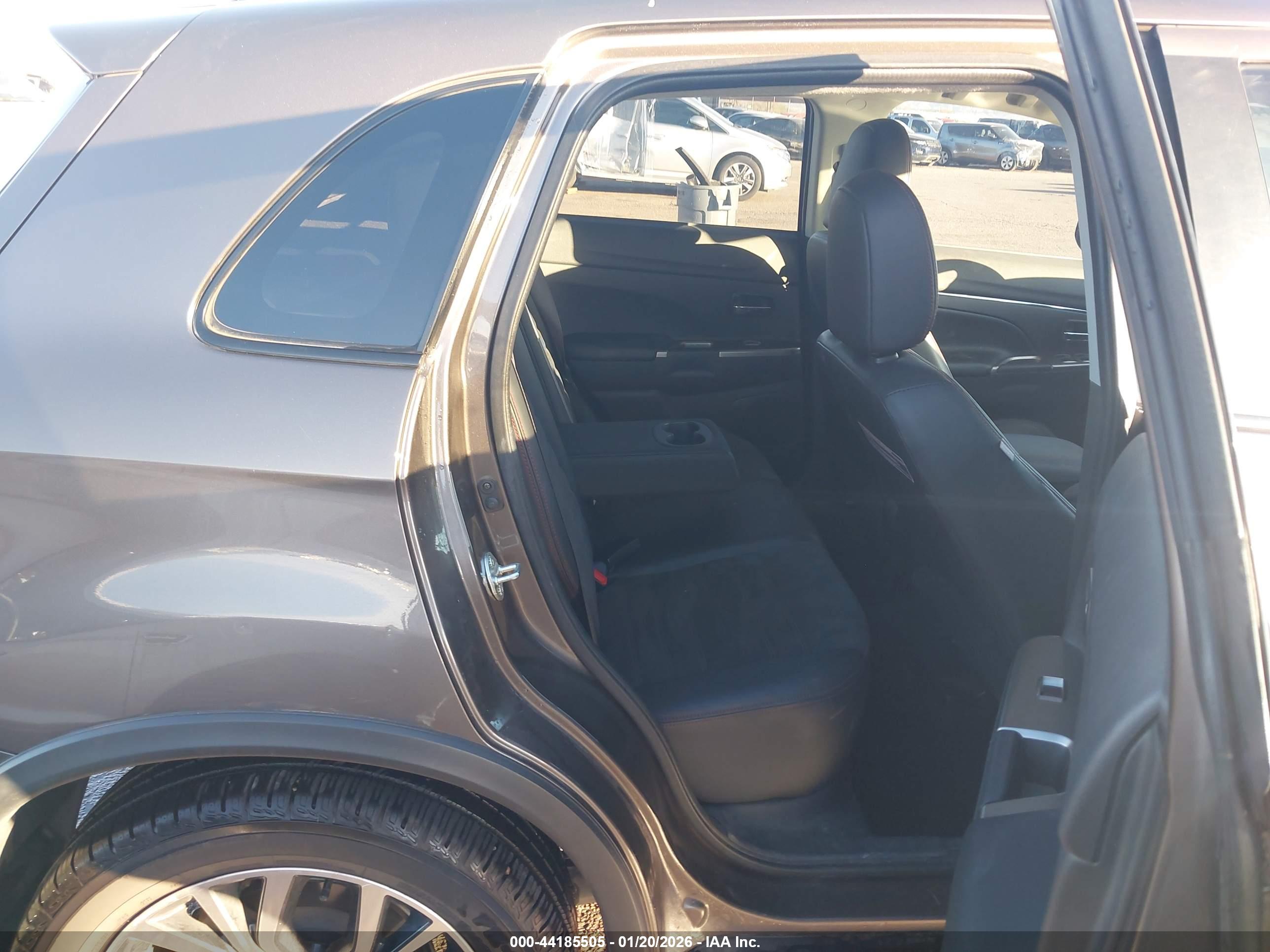 MITSUBISHI OUTLANDER image 8