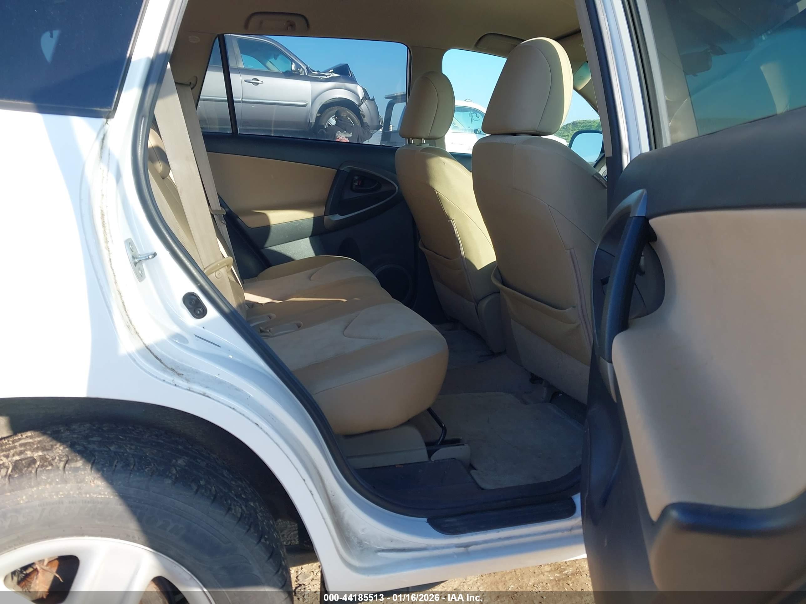 TOYOTA RAV4 image 8