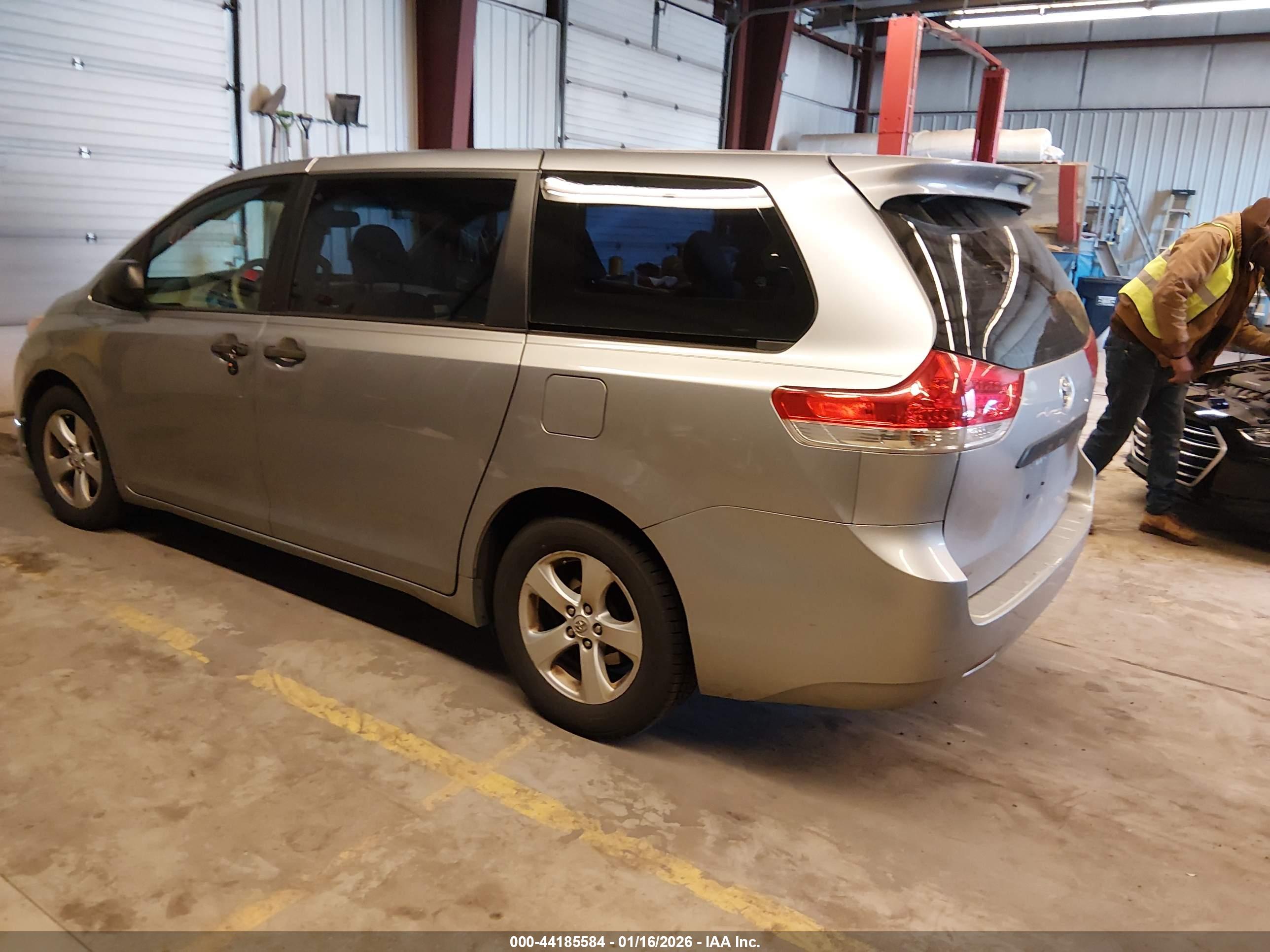 TOYOTA SIENNA image 3