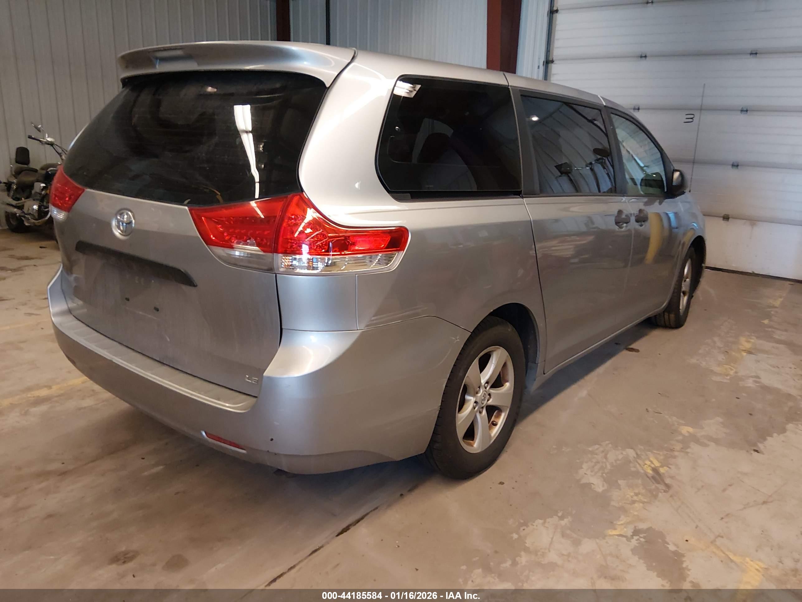 TOYOTA SIENNA image 4