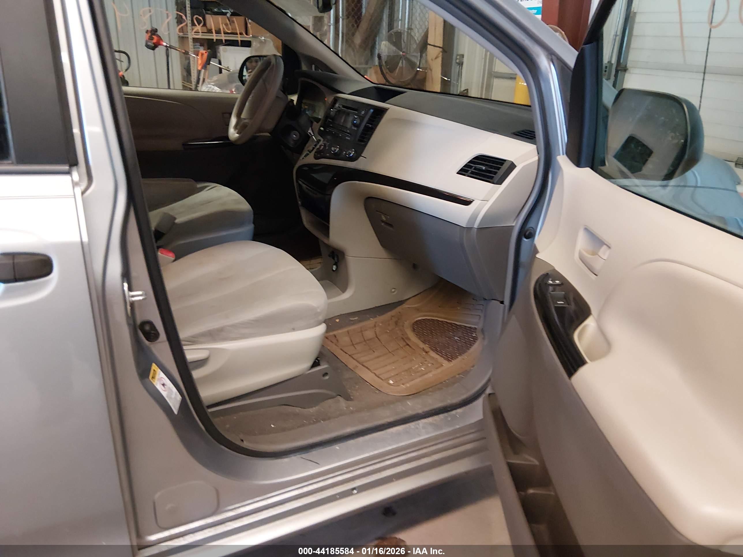 TOYOTA SIENNA image 5