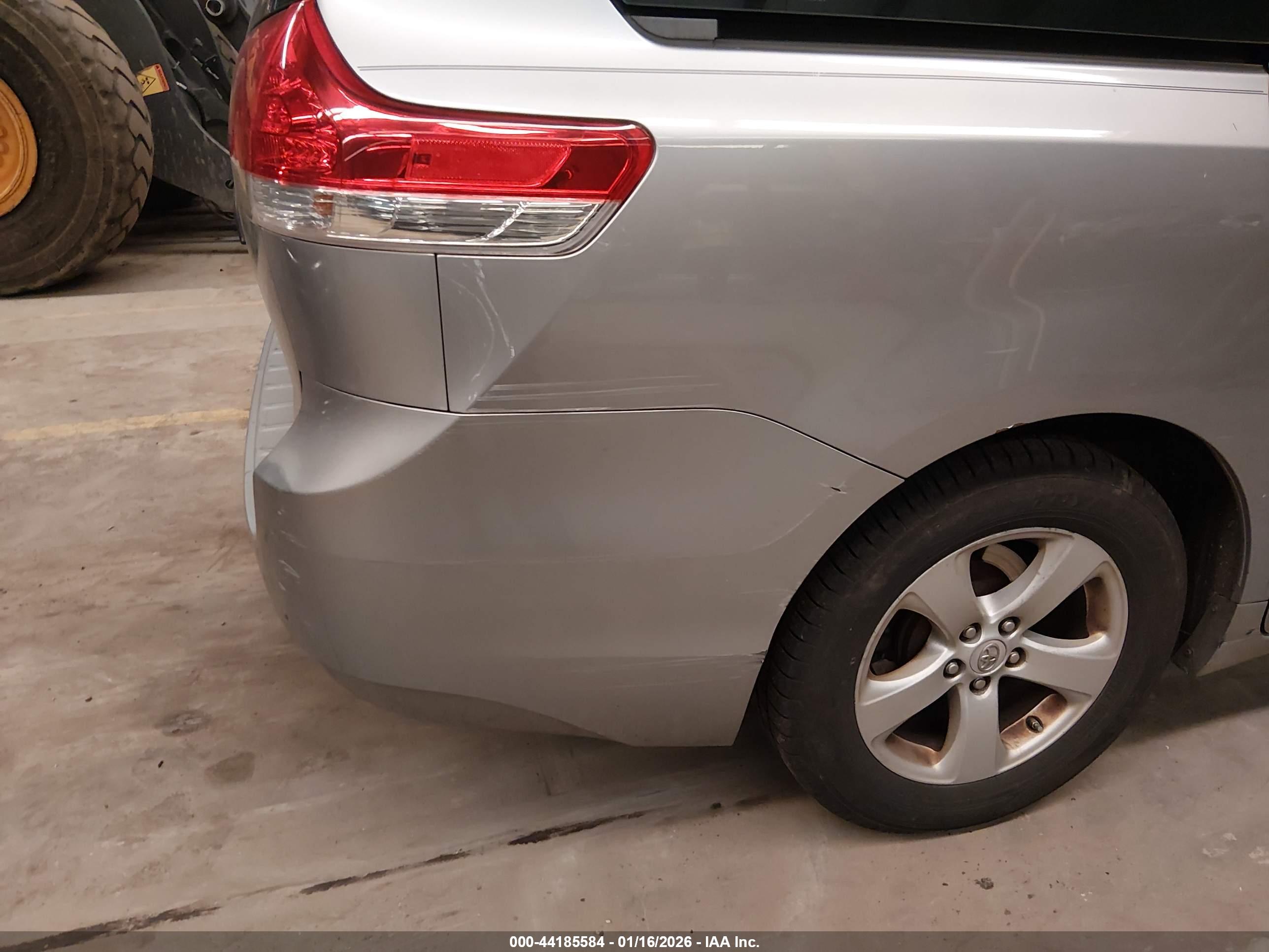 TOYOTA SIENNA image 6