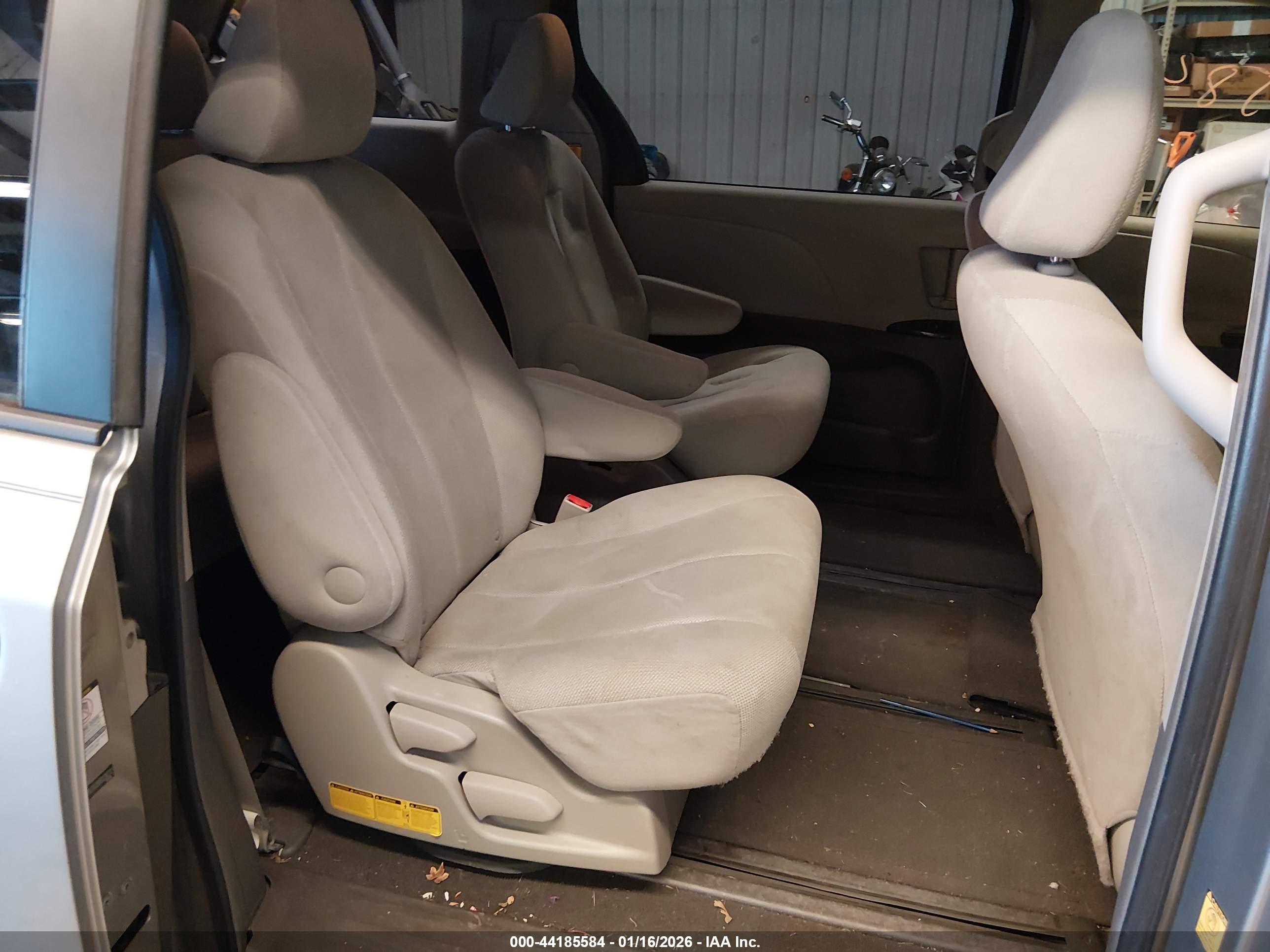 TOYOTA SIENNA image 8