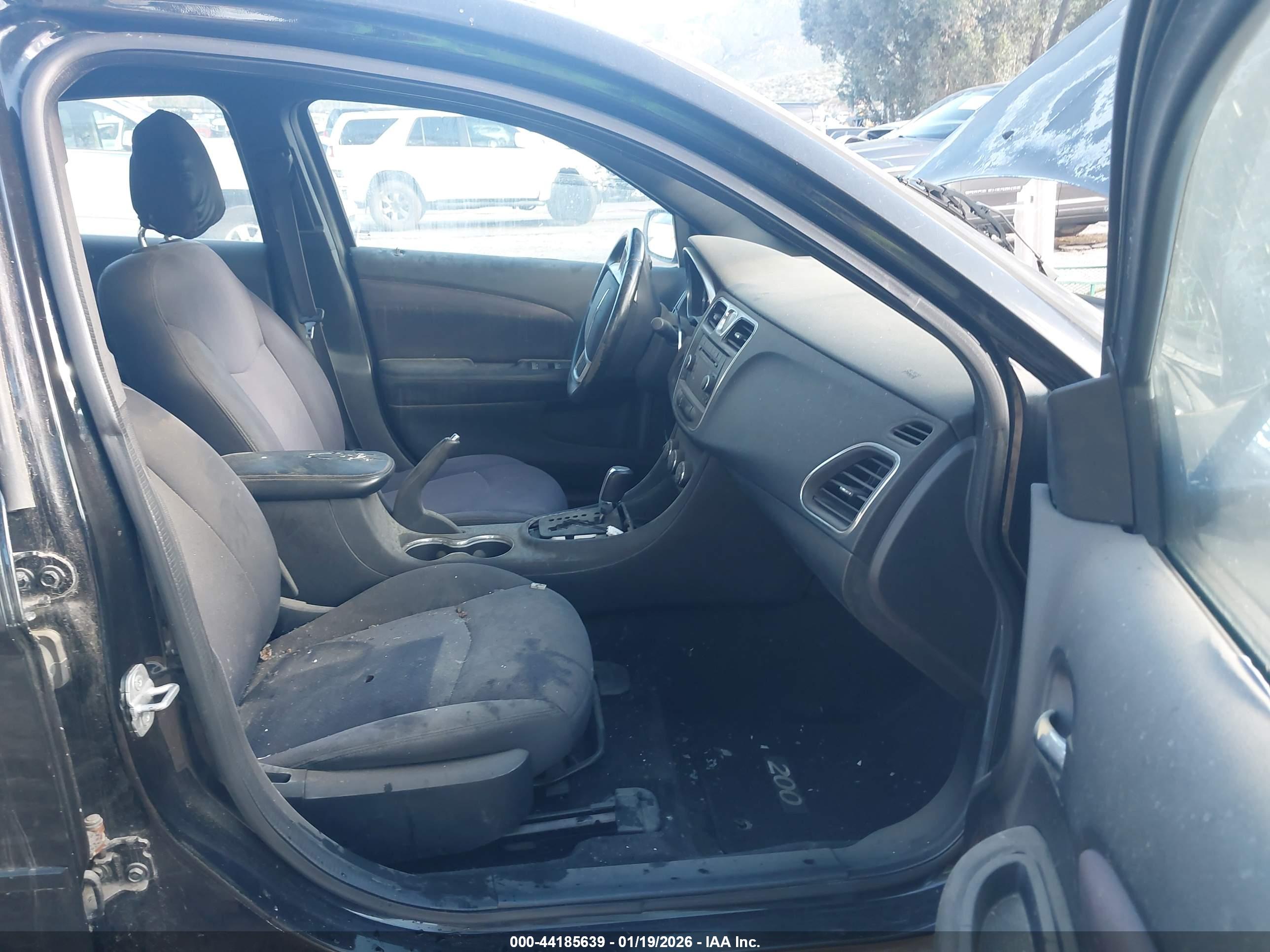 CHRYSLER 200 image 5
