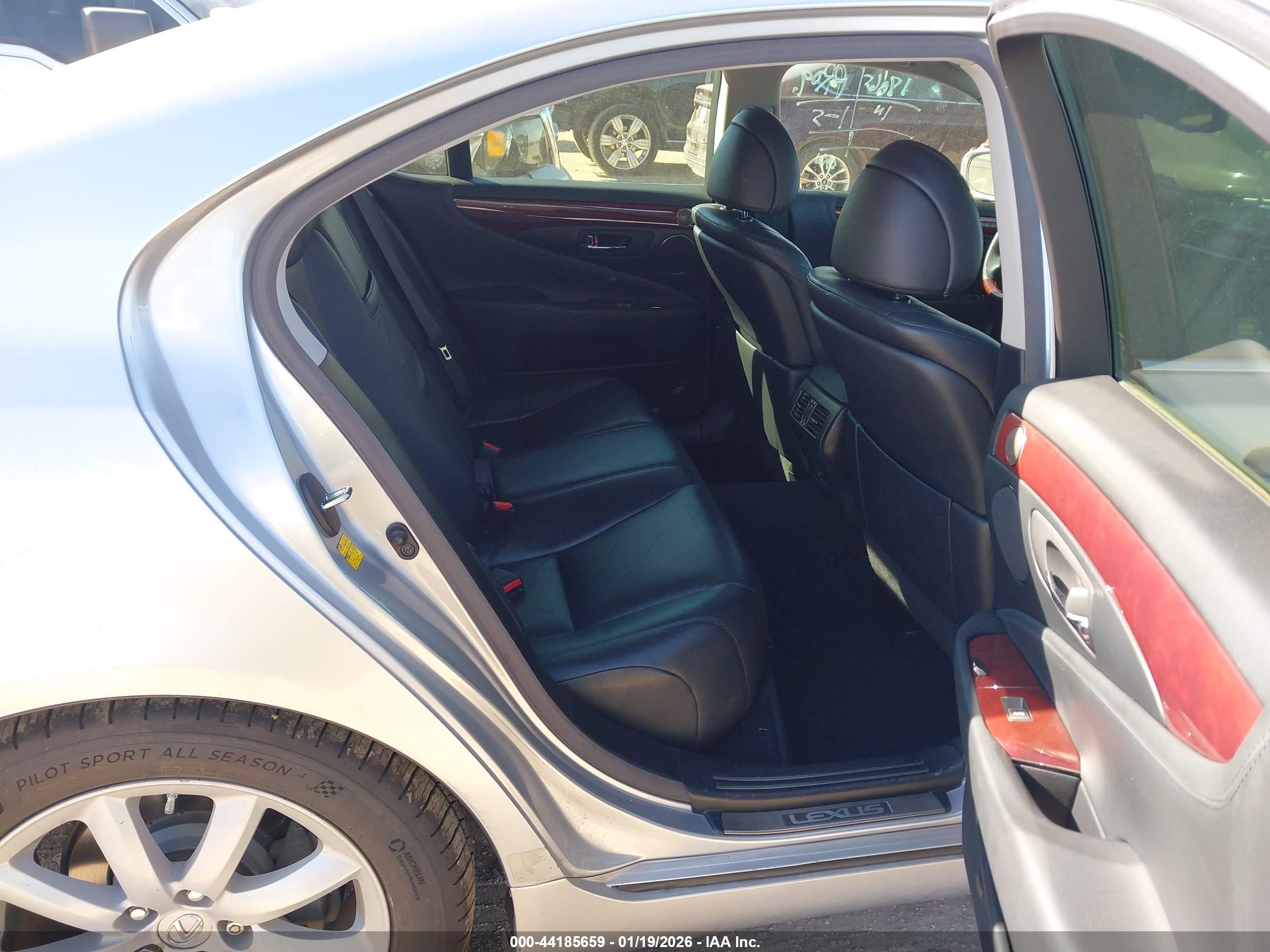 LEXUS LS image 8