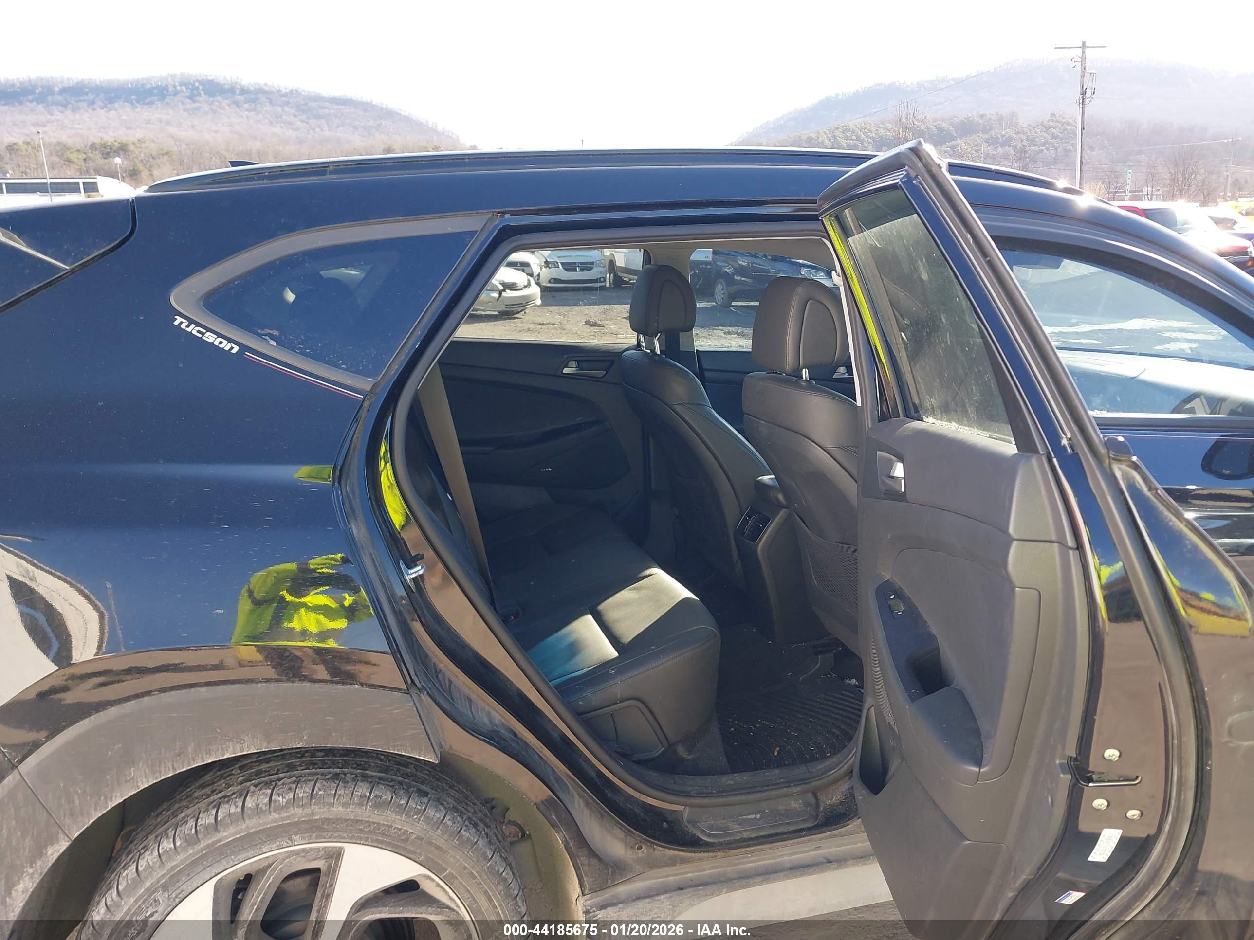 HYUNDAI TUCSON image 8