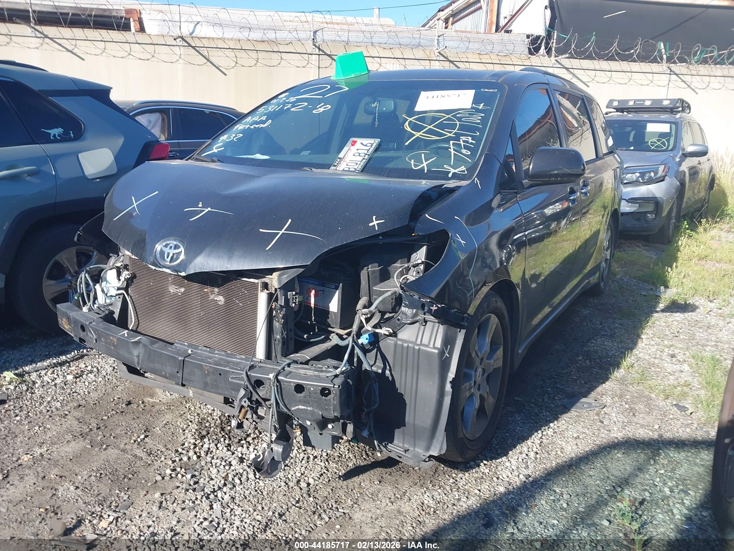 TOYOTA SIENNA image 2