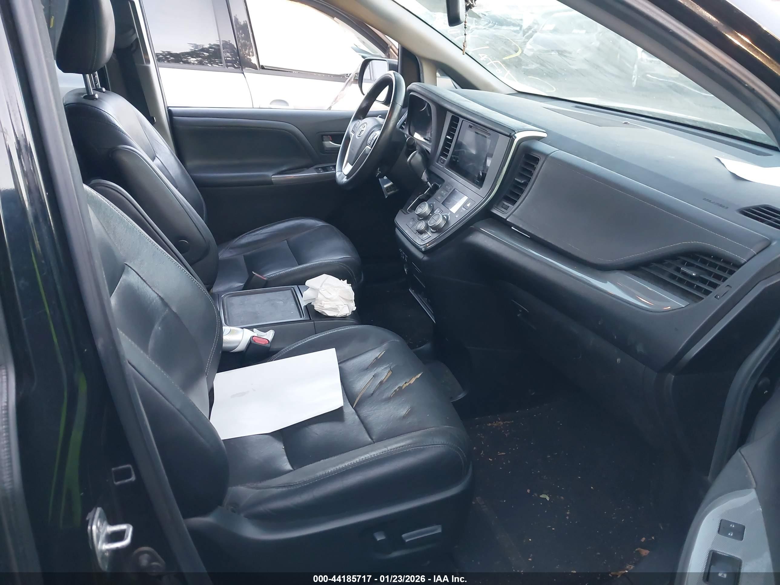 TOYOTA SIENNA image 5