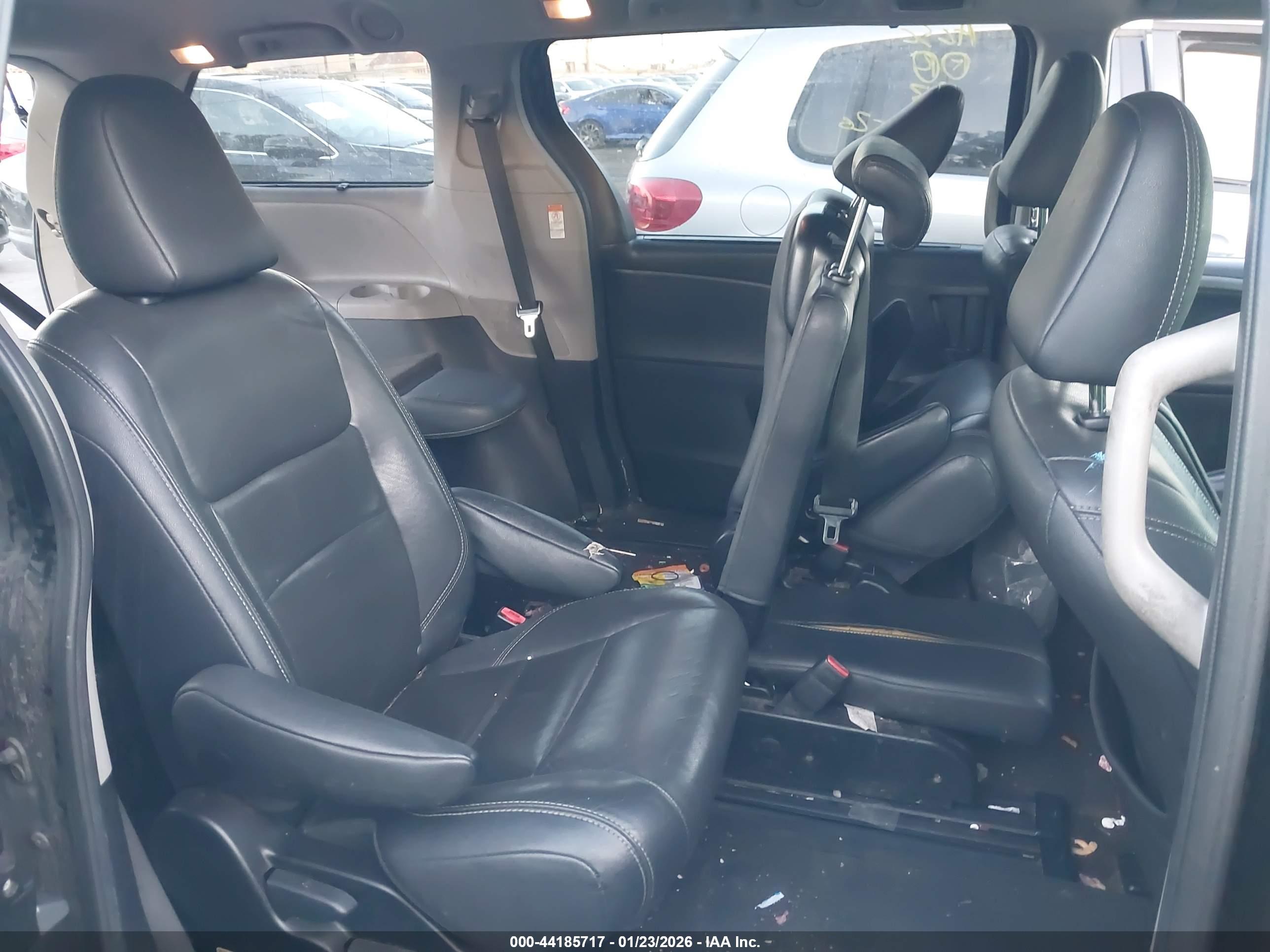 TOYOTA SIENNA image 8