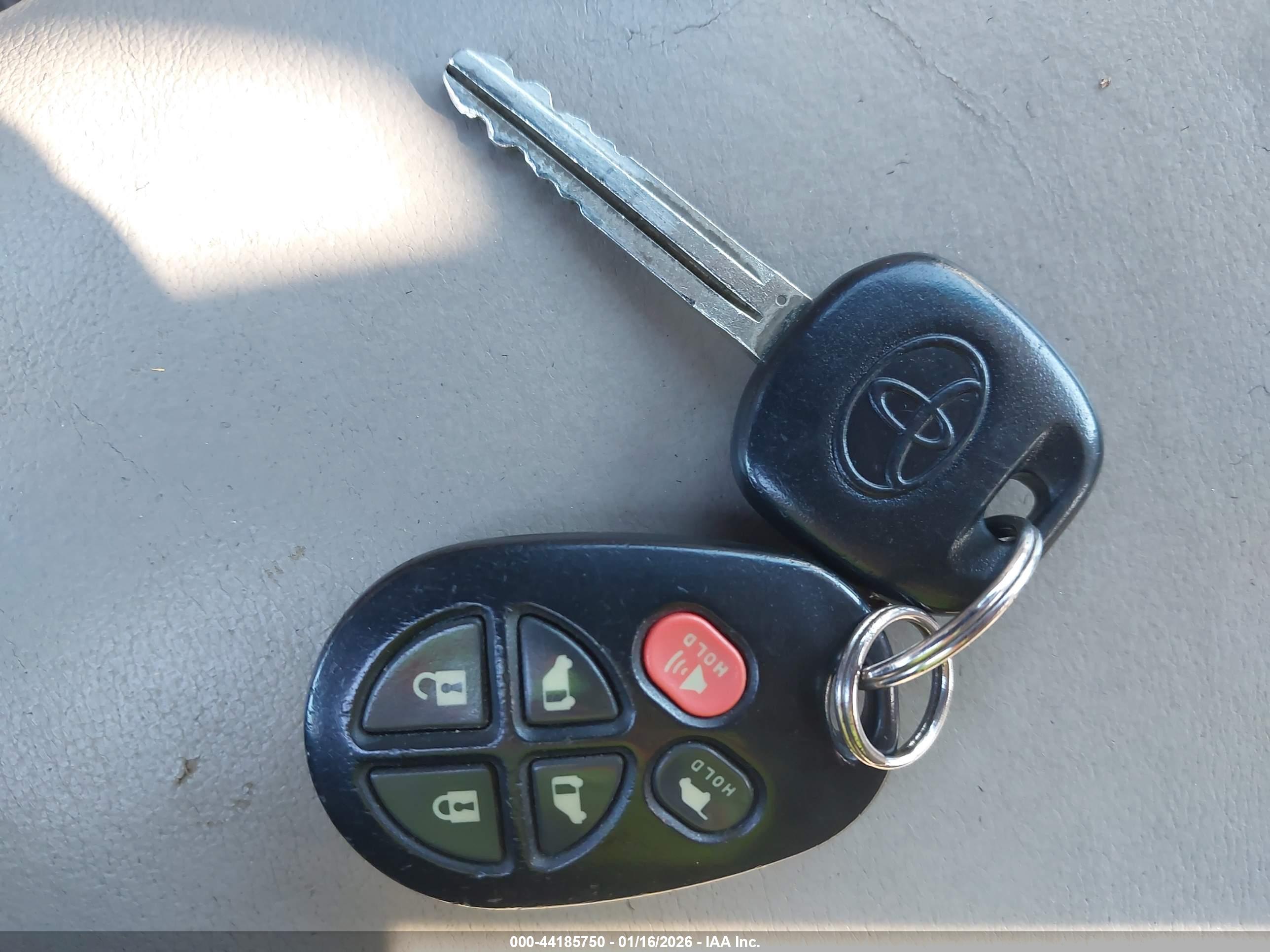 TOYOTA SIENNA image 11