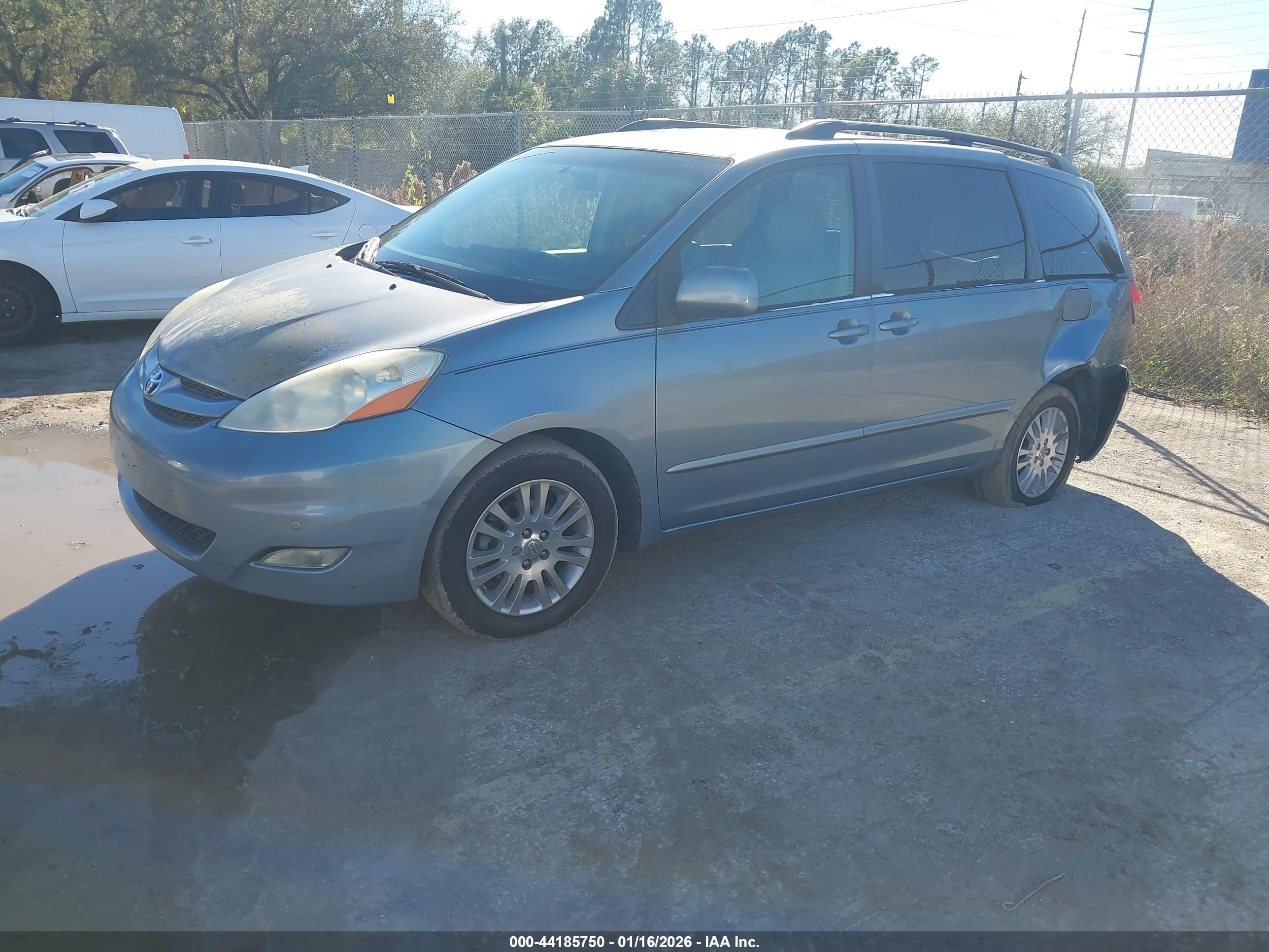 TOYOTA SIENNA image 2