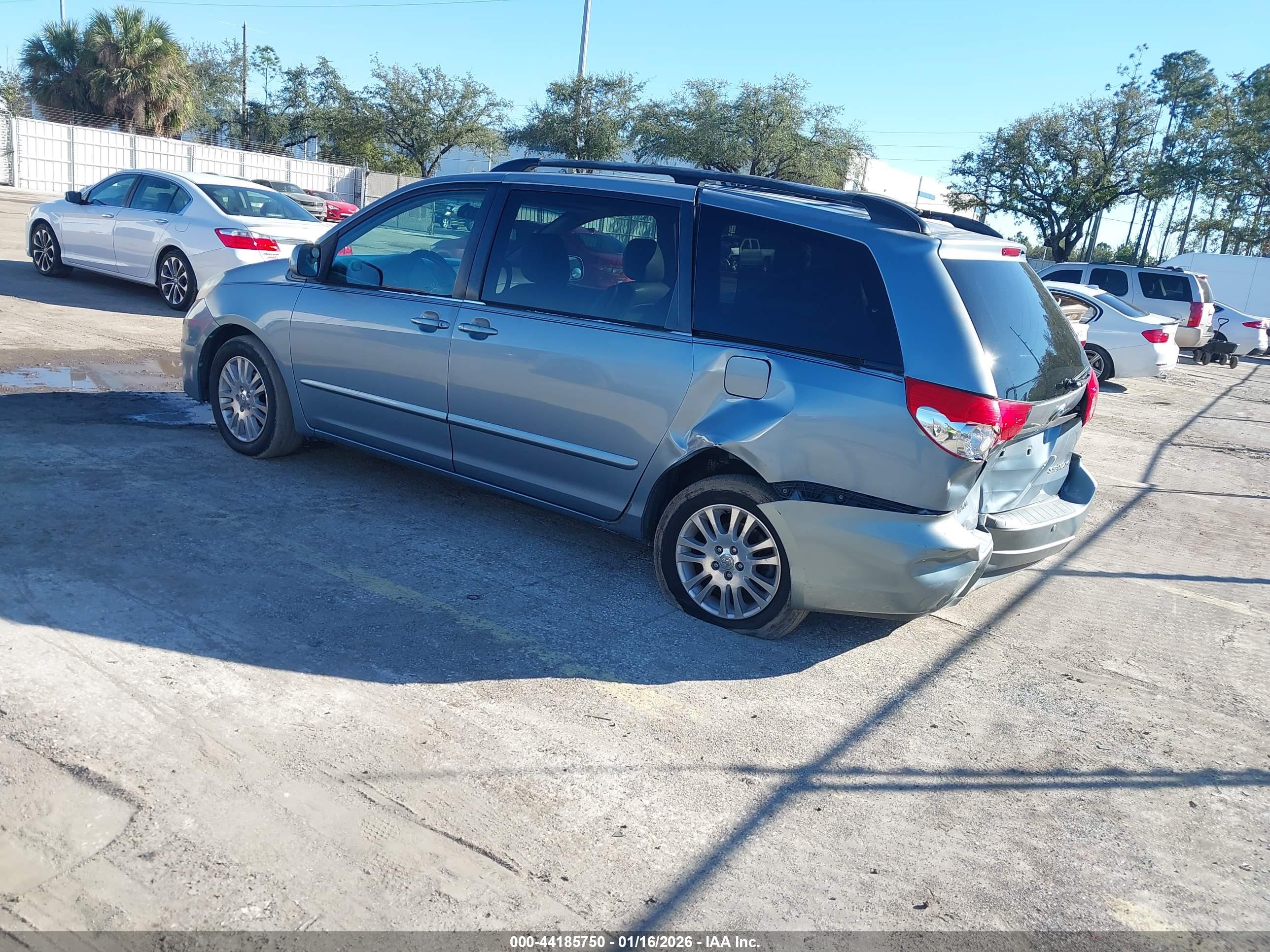 TOYOTA SIENNA image 3