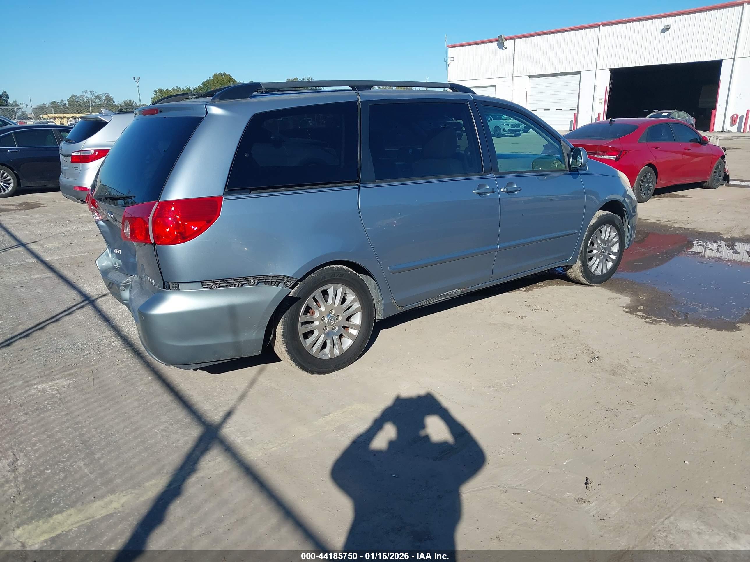TOYOTA SIENNA image 4