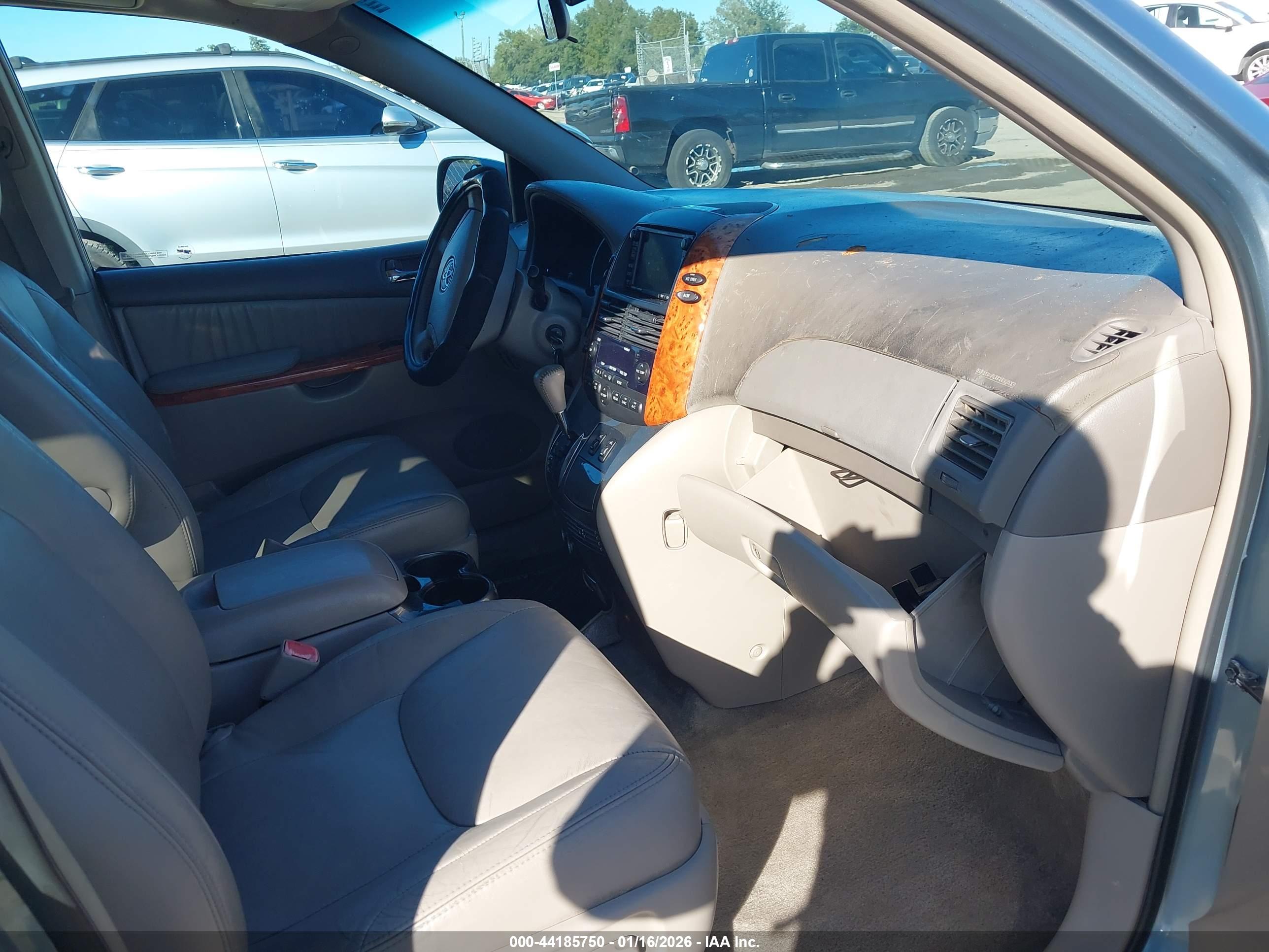 TOYOTA SIENNA image 5