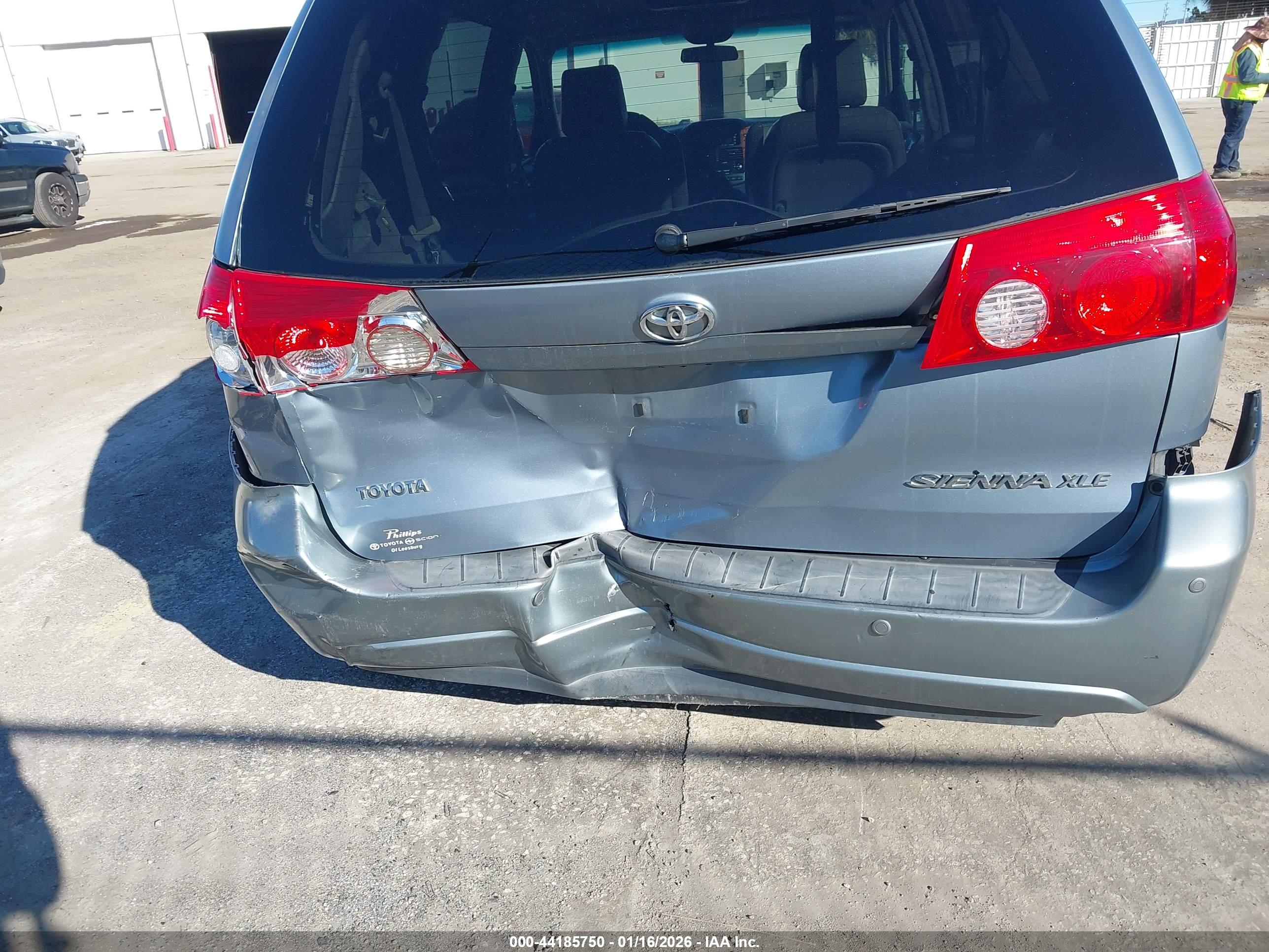 TOYOTA SIENNA image 6
