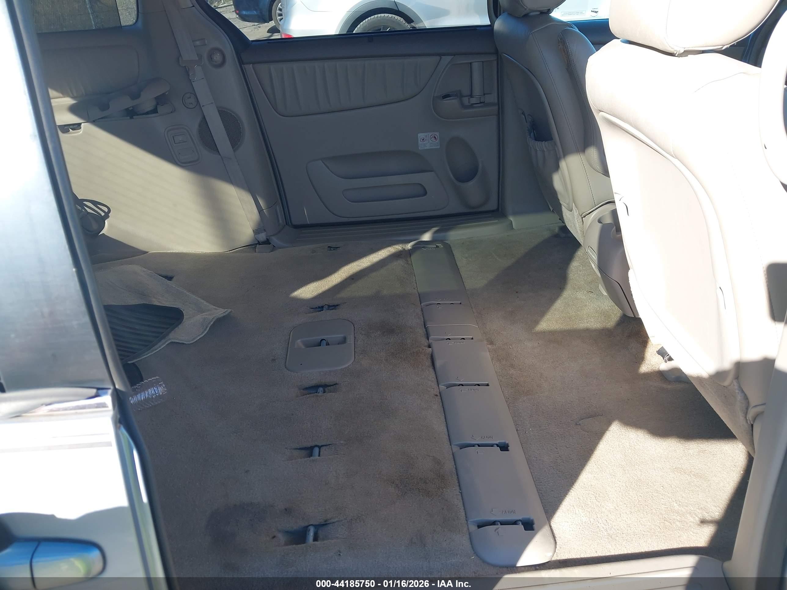 TOYOTA SIENNA image 8