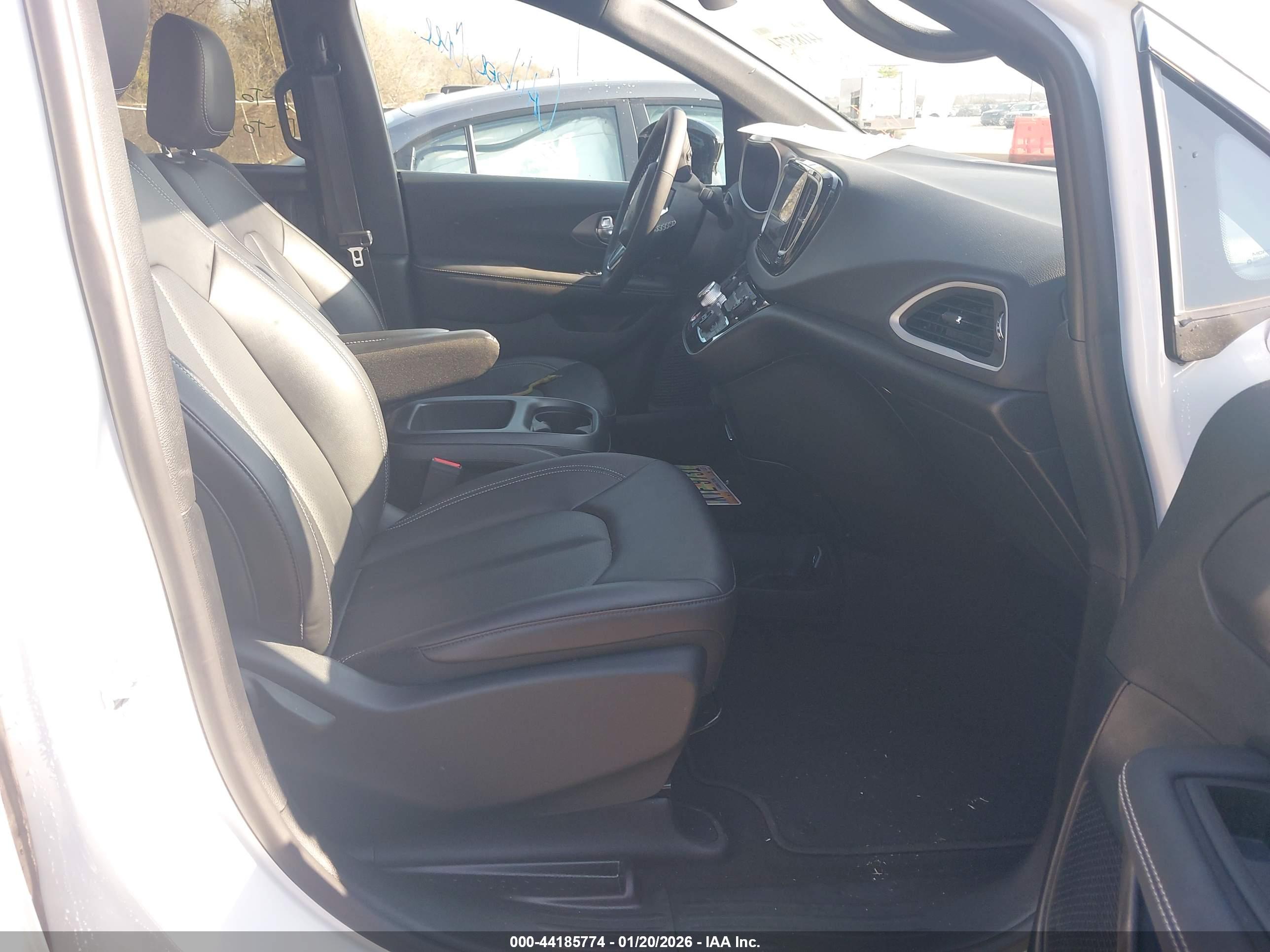 CHRYSLER PACIFICA image 5