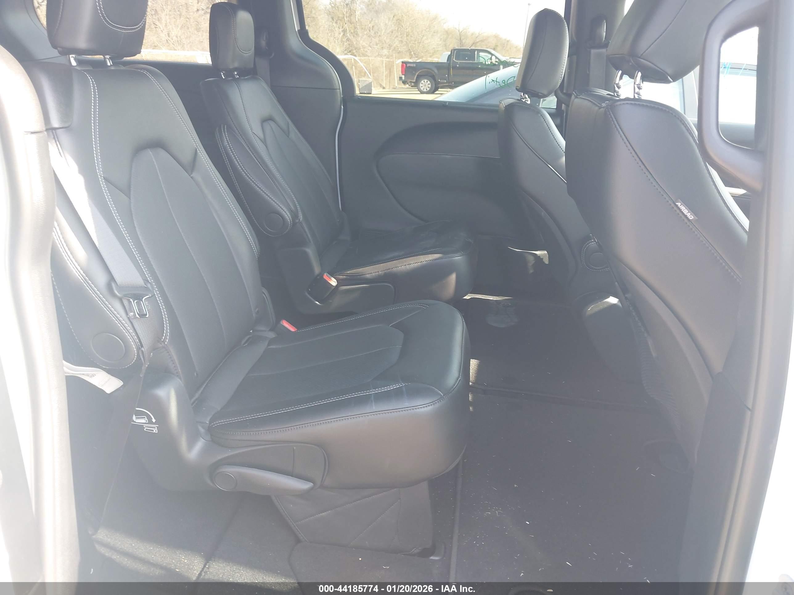 CHRYSLER PACIFICA image 8