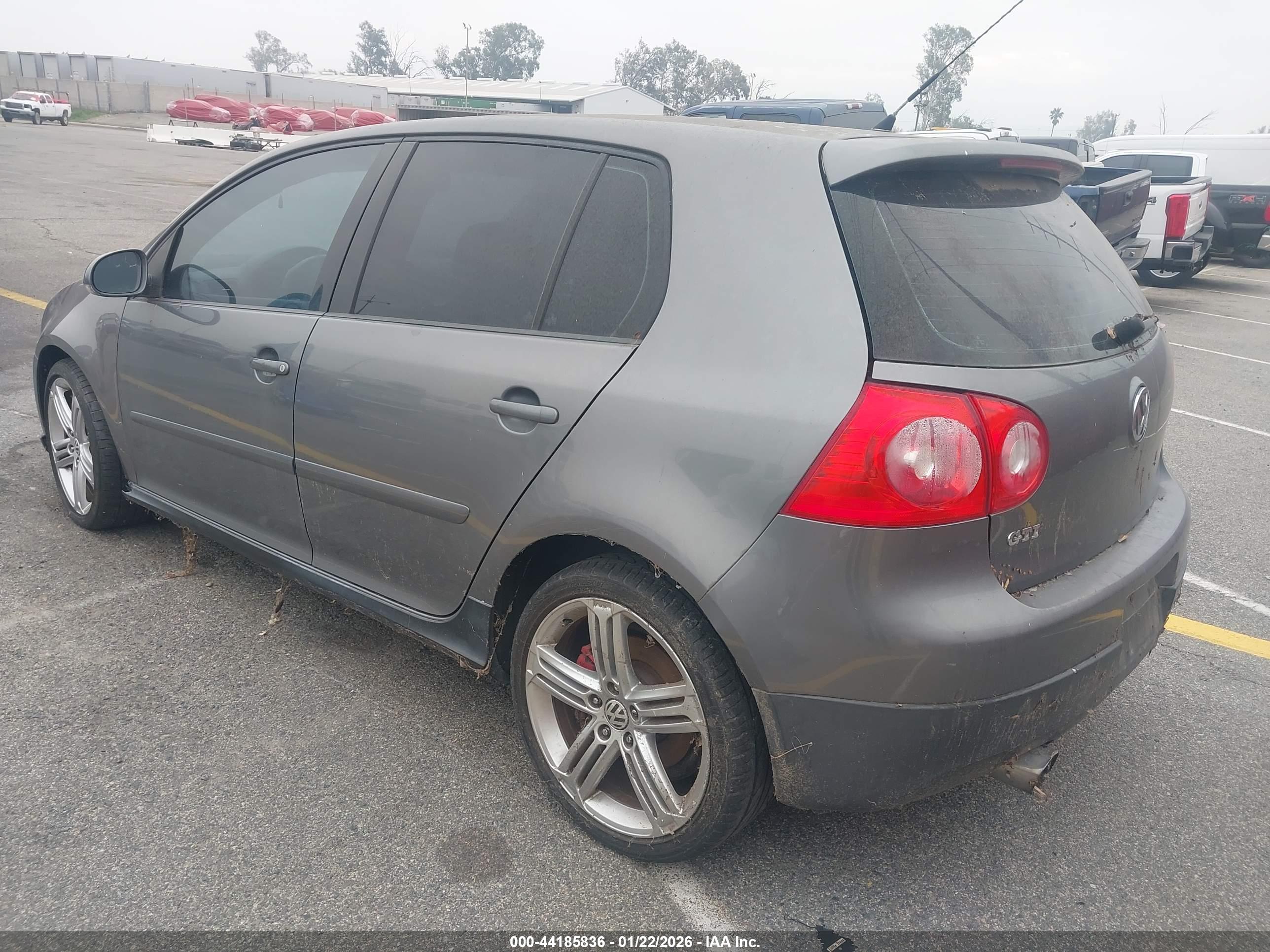 VOLKSWAGEN GTI image 3