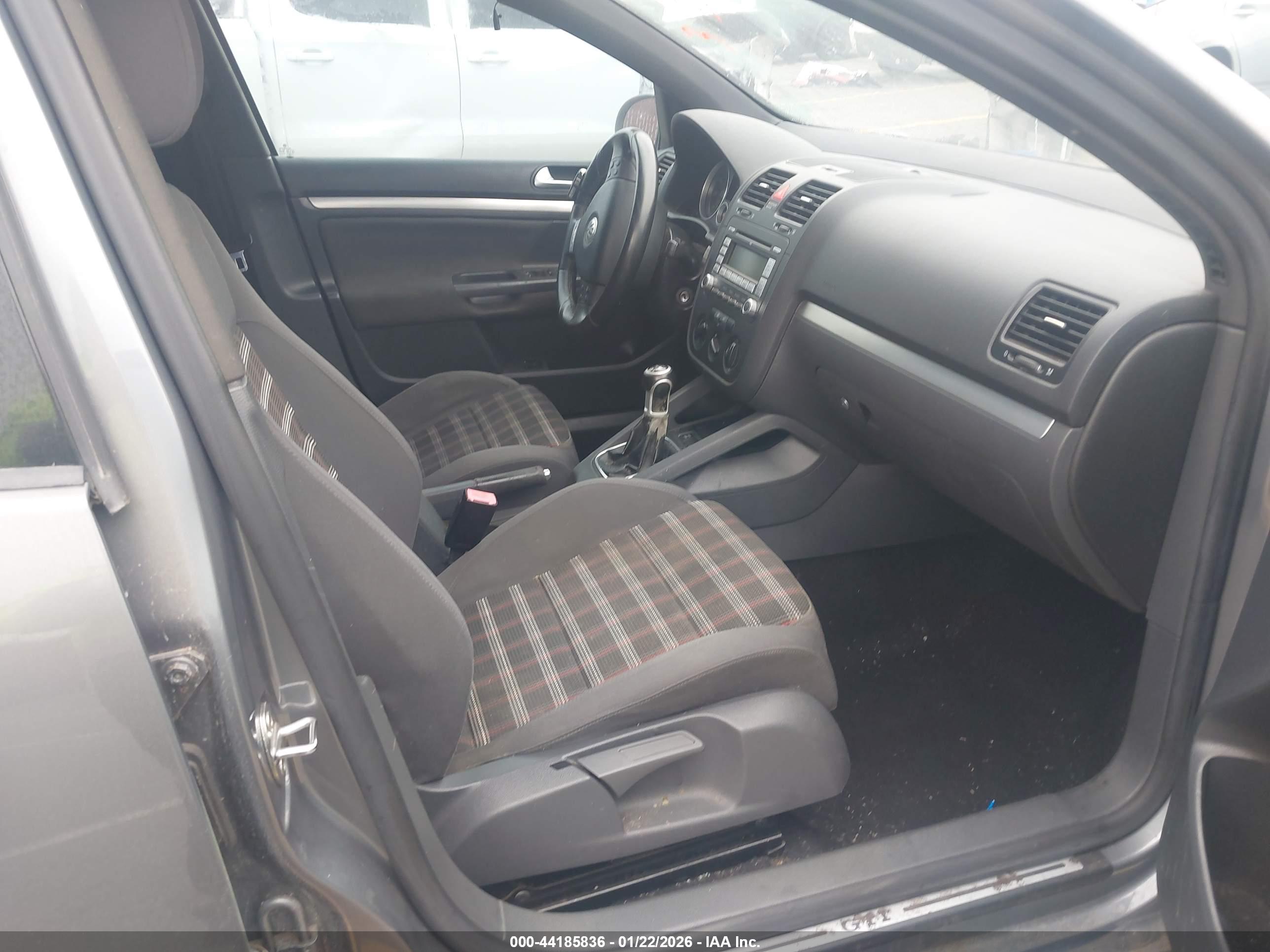 VOLKSWAGEN GTI image 5