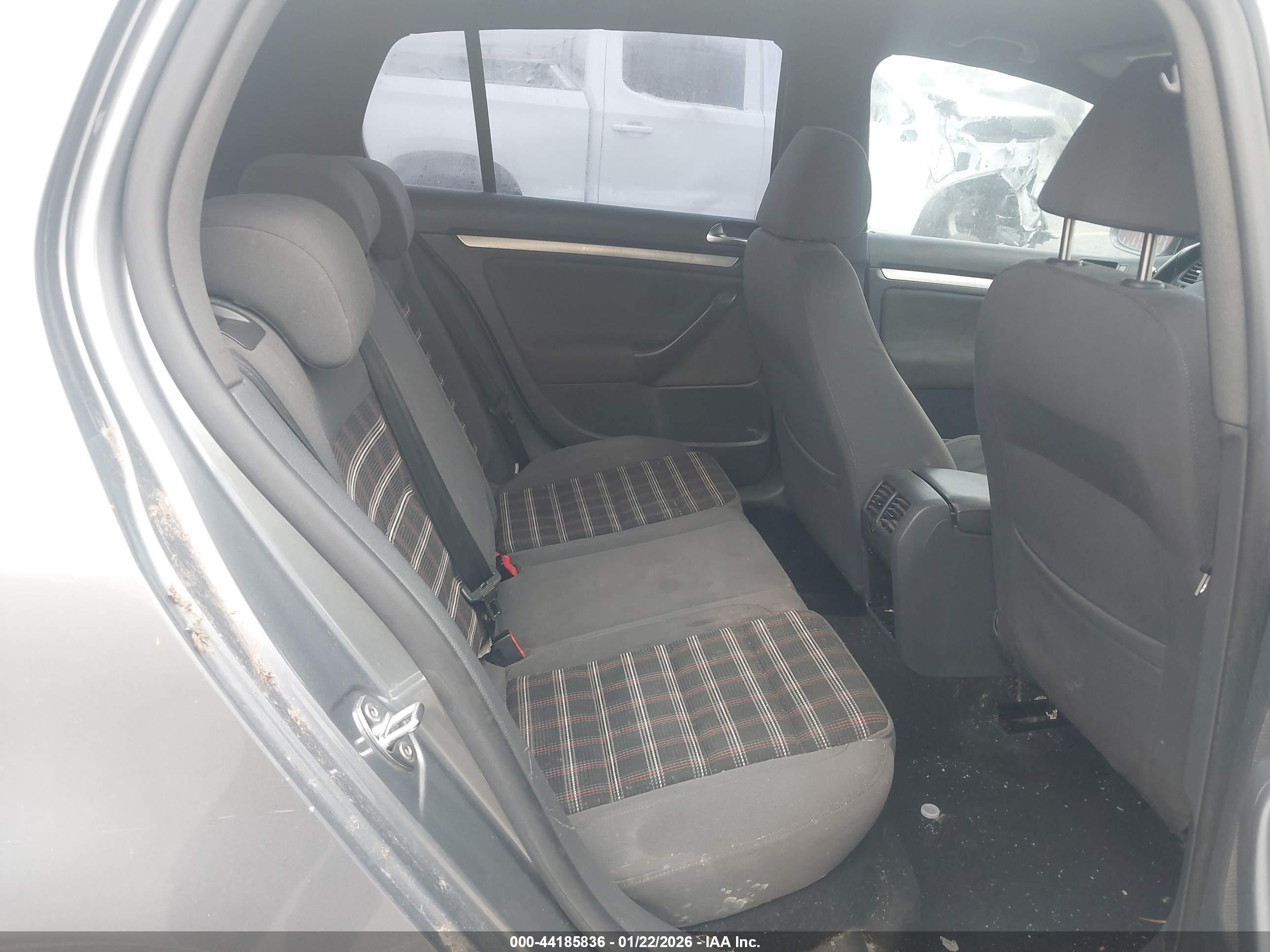 VOLKSWAGEN GTI image 8