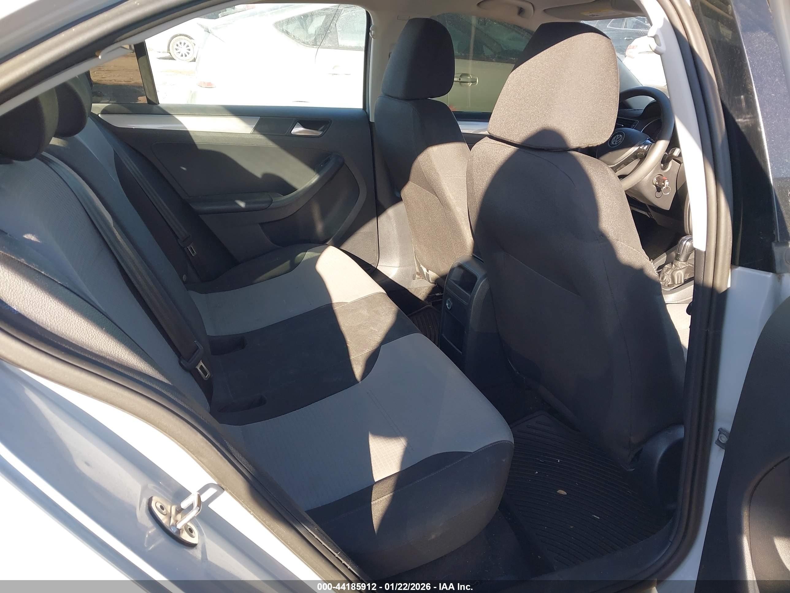 VOLKSWAGEN JETTA image 8