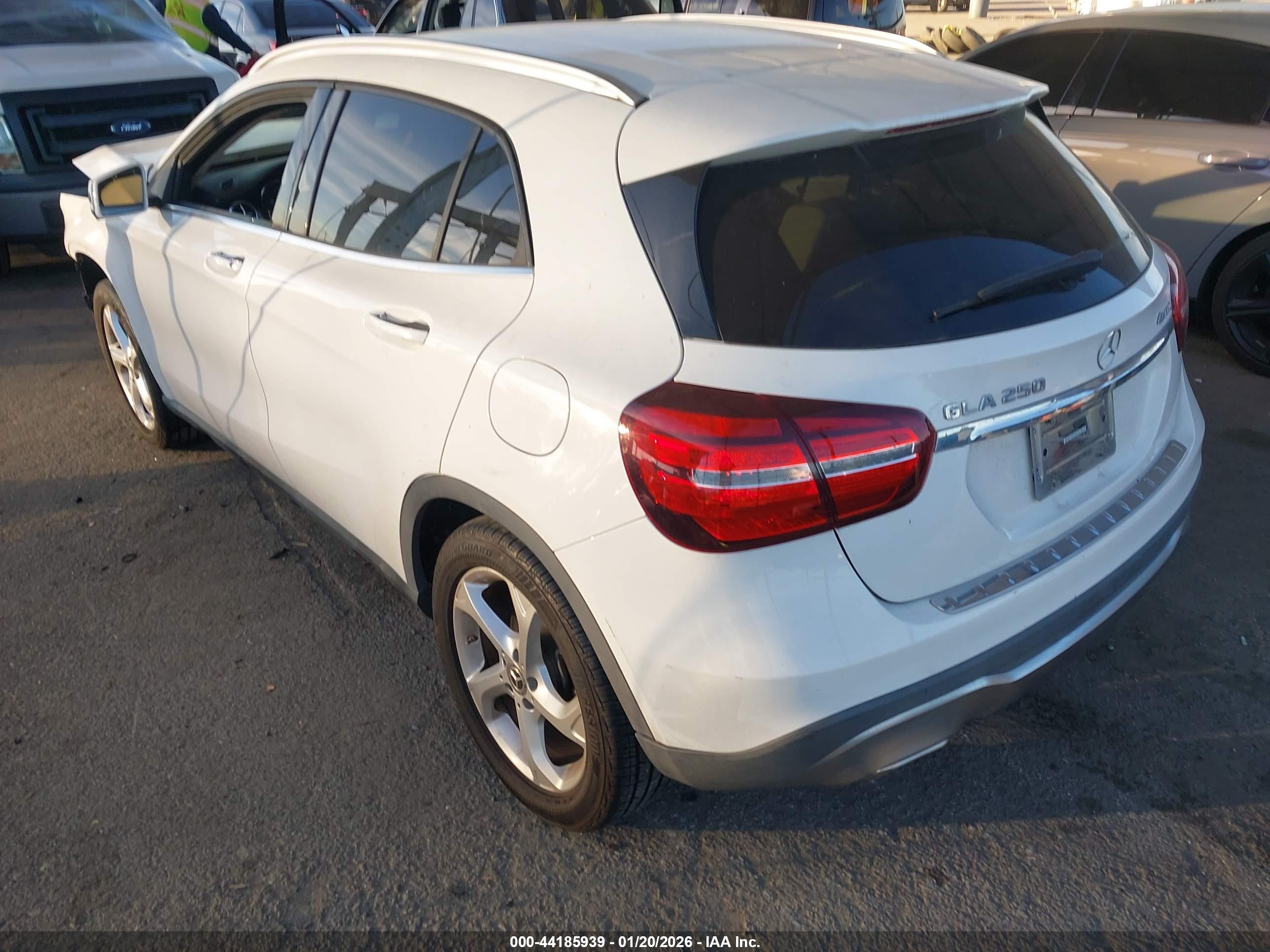 MERCEDES-BENZ GLA image 3