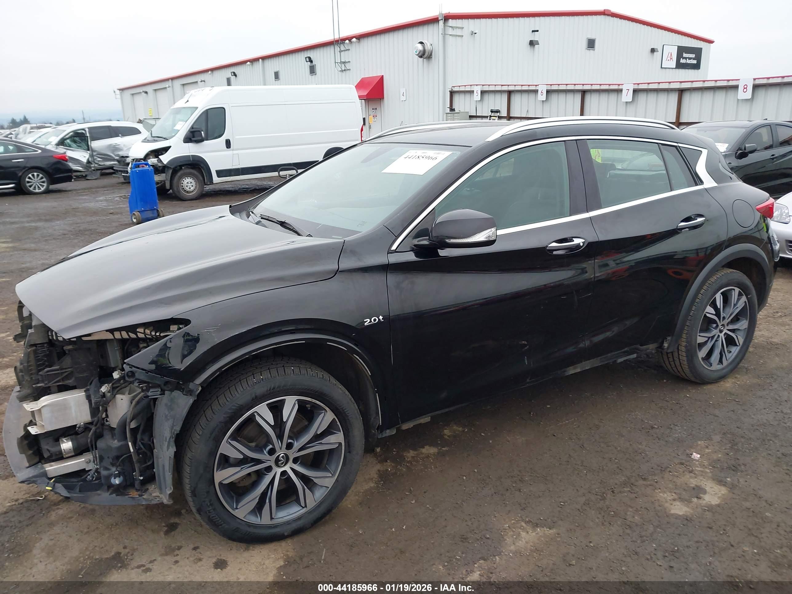 INFINITI QX30 image 2