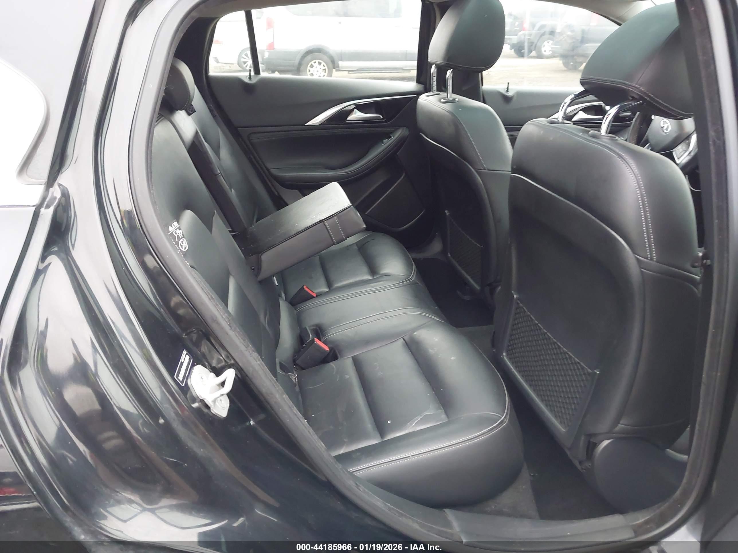 INFINITI QX30 image 8