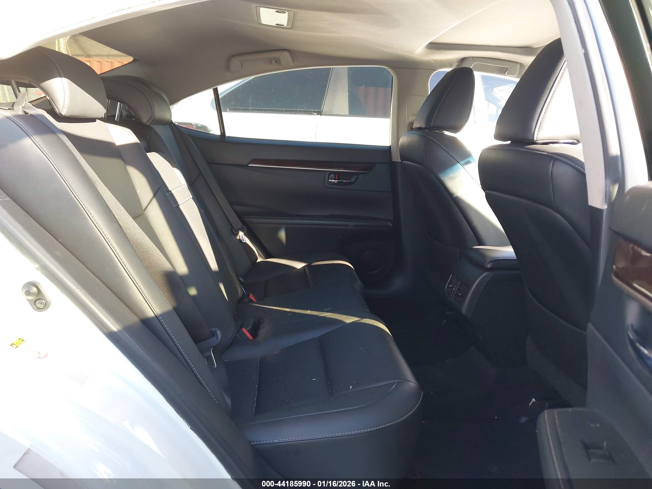 LEXUS ES image 8
