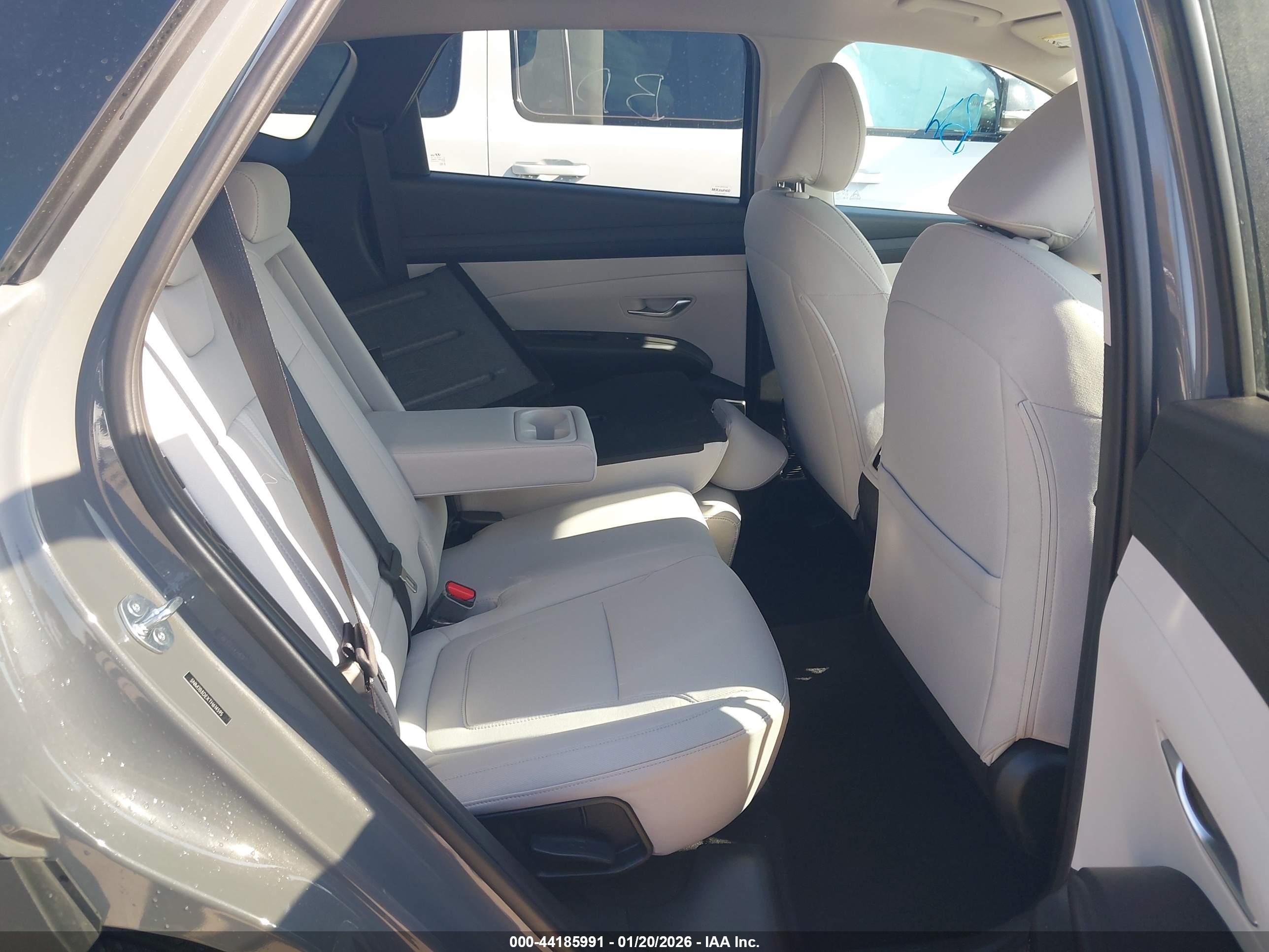 HYUNDAI TUCSON image 8