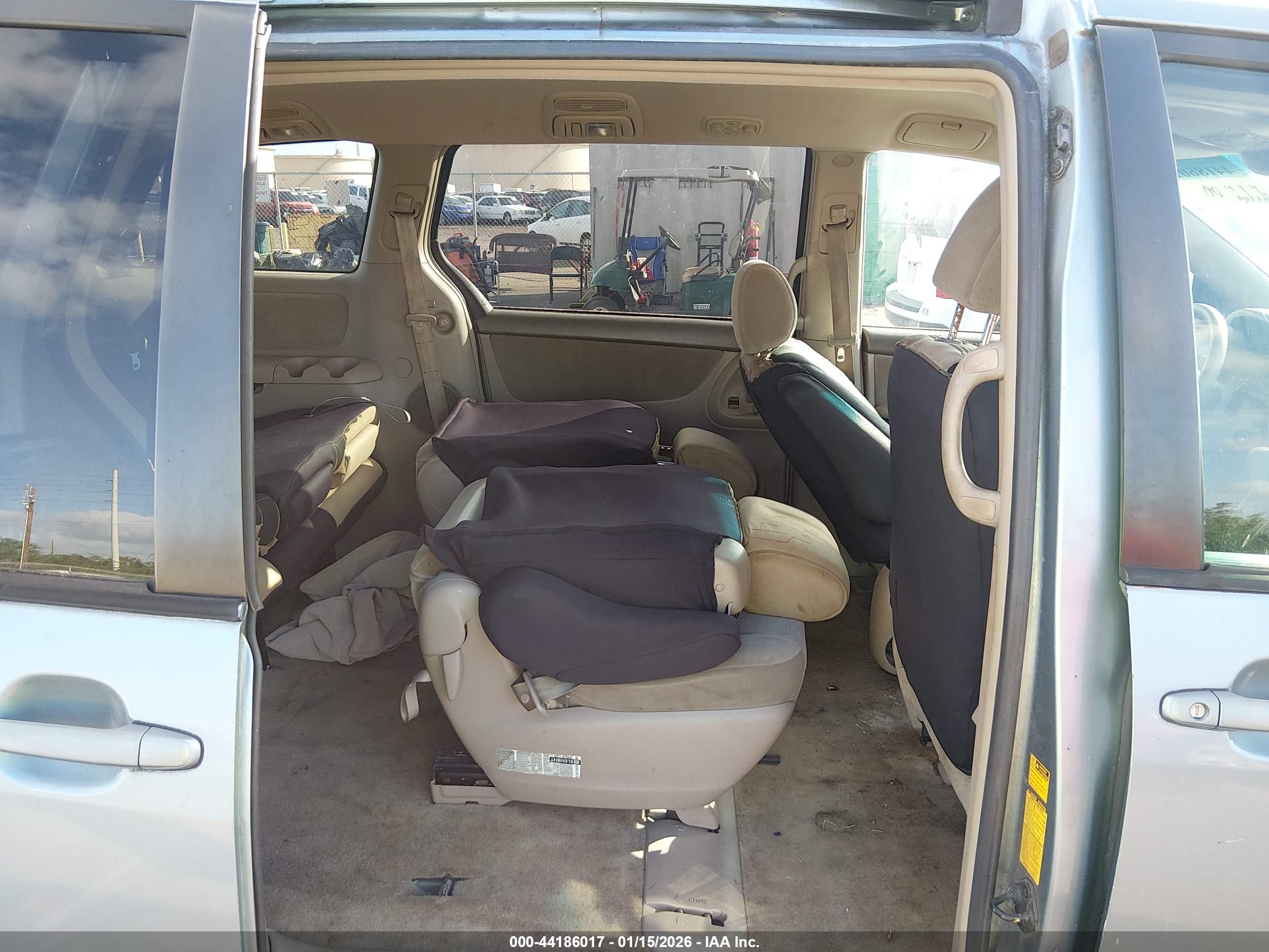 TOYOTA SIENNA image 8