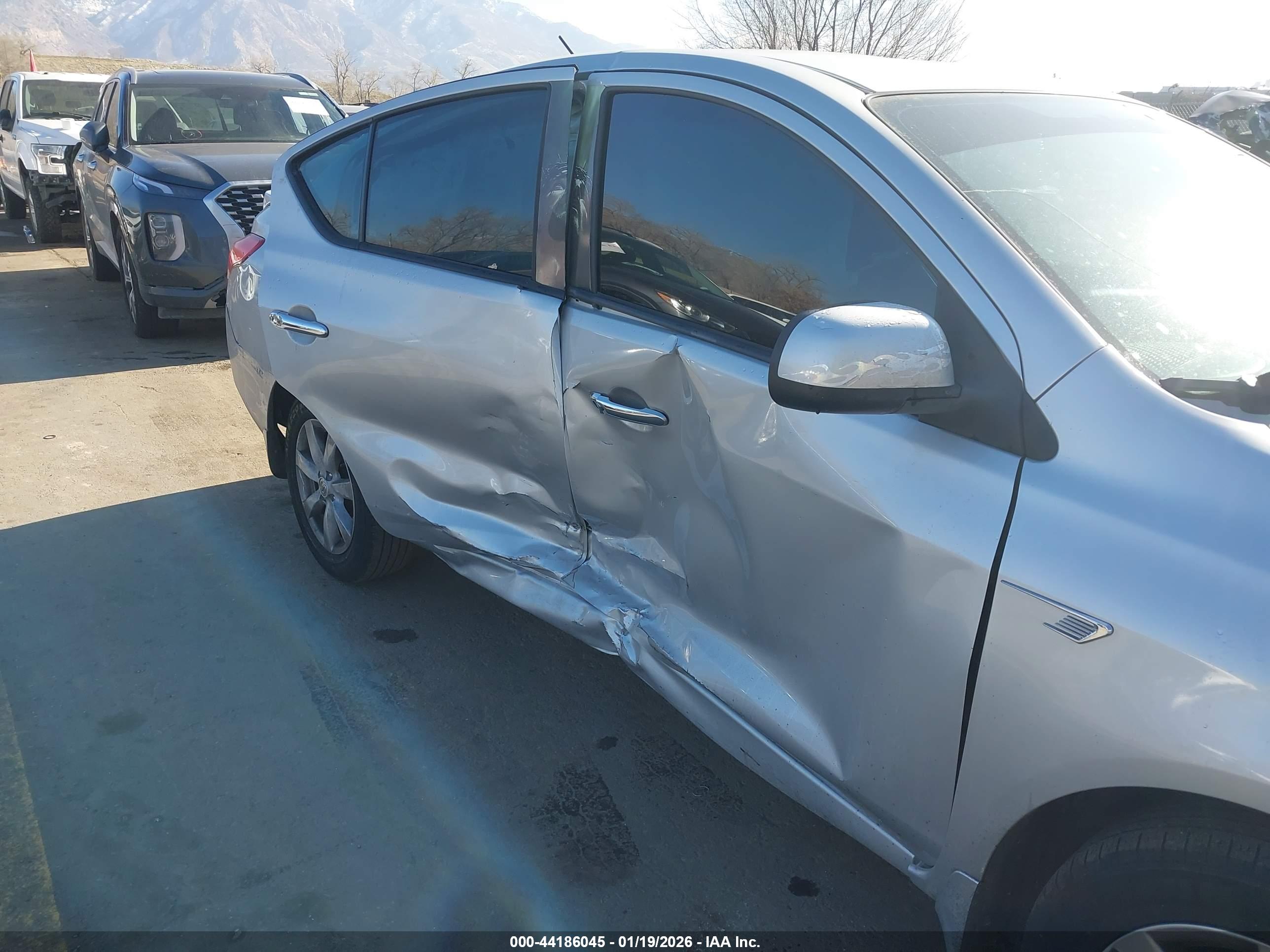 NISSAN VERSA image 6
