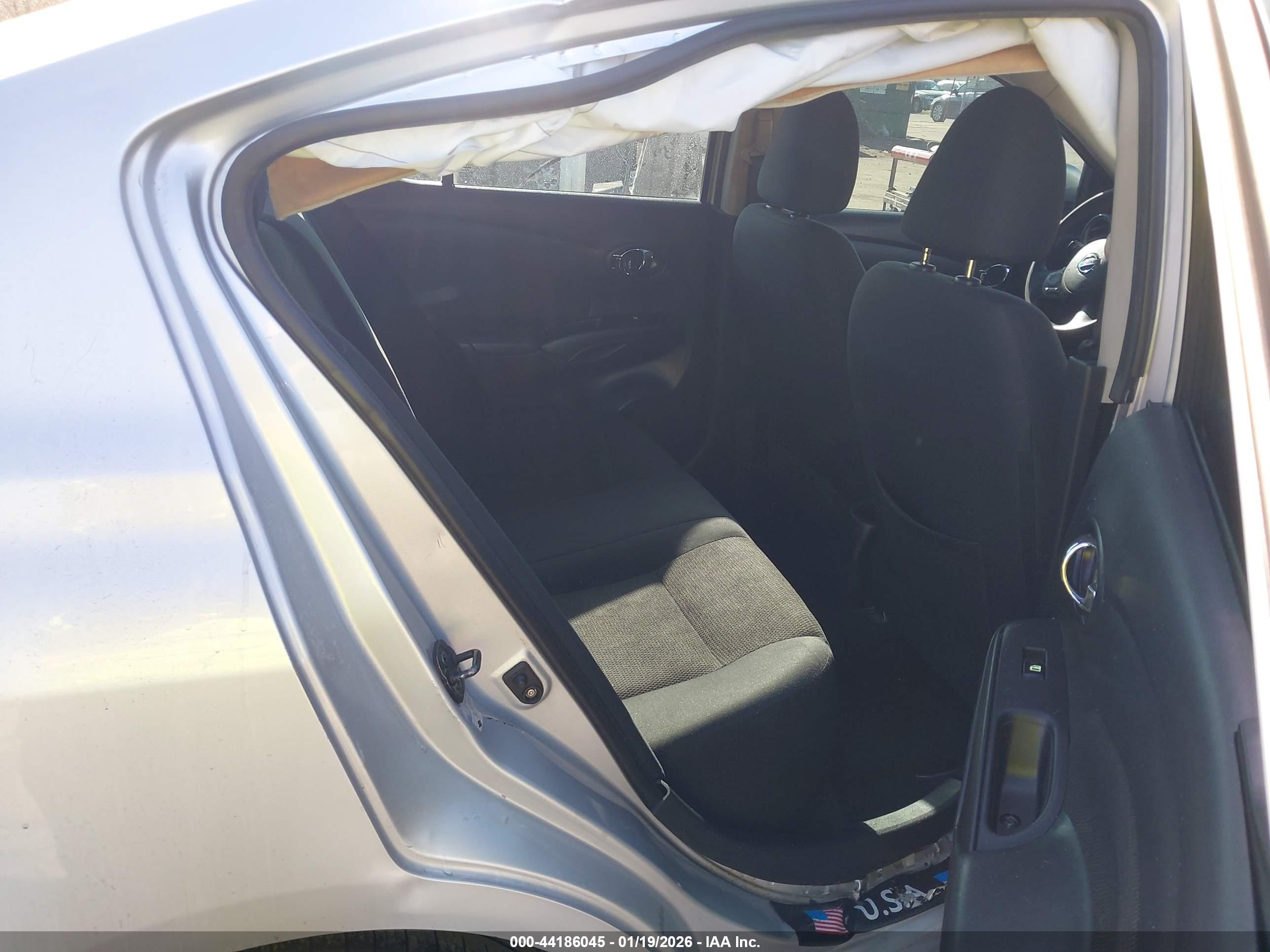 NISSAN VERSA image 8