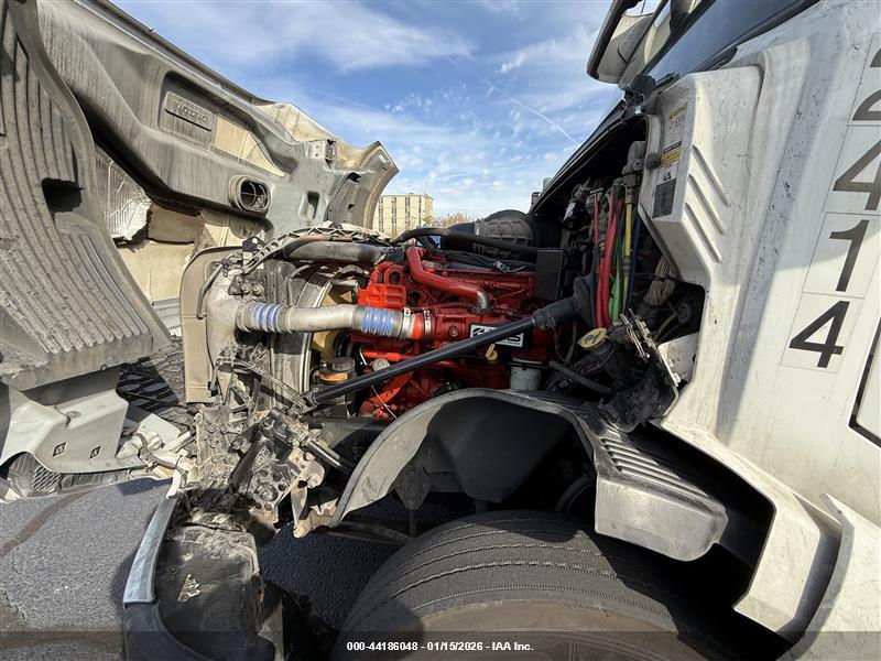 VOLVO VNL image 10