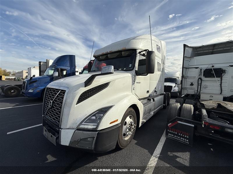 VOLVO VNL image 2