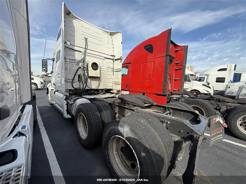VOLVO VNL image 3