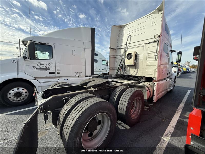 VOLVO VNL image 4