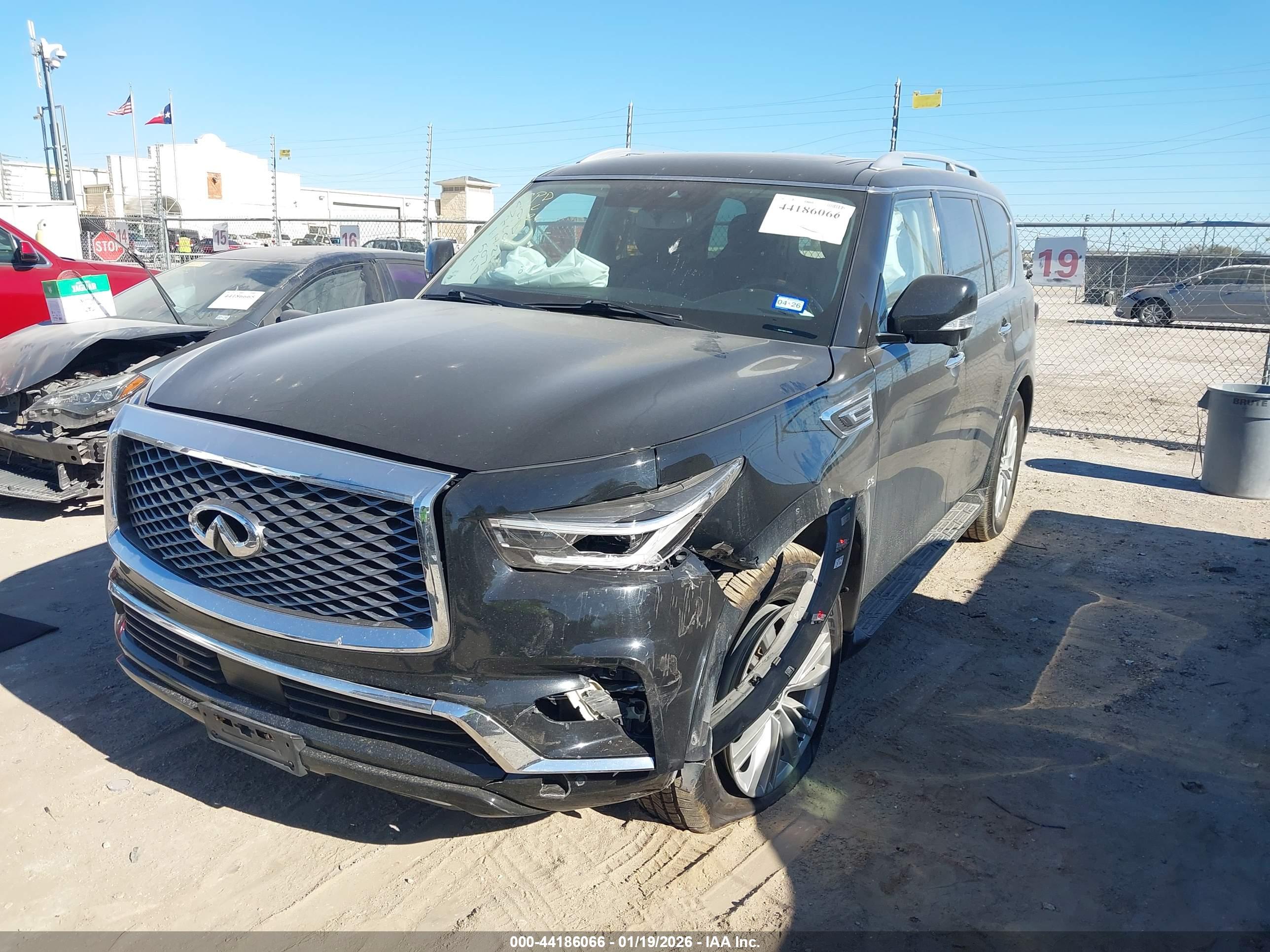 INFINITI QX80 image 2