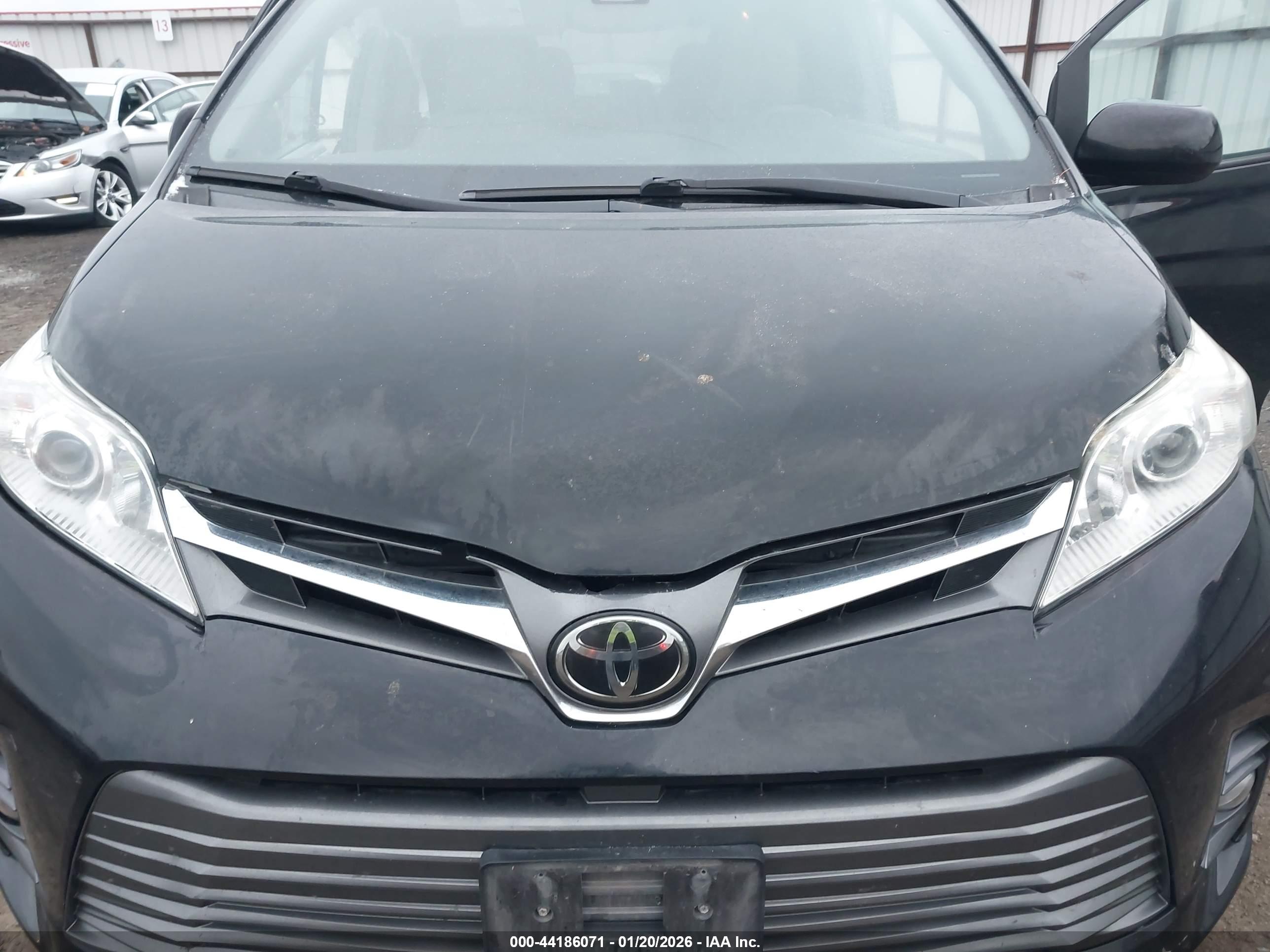 TOYOTA SIENNA image 10