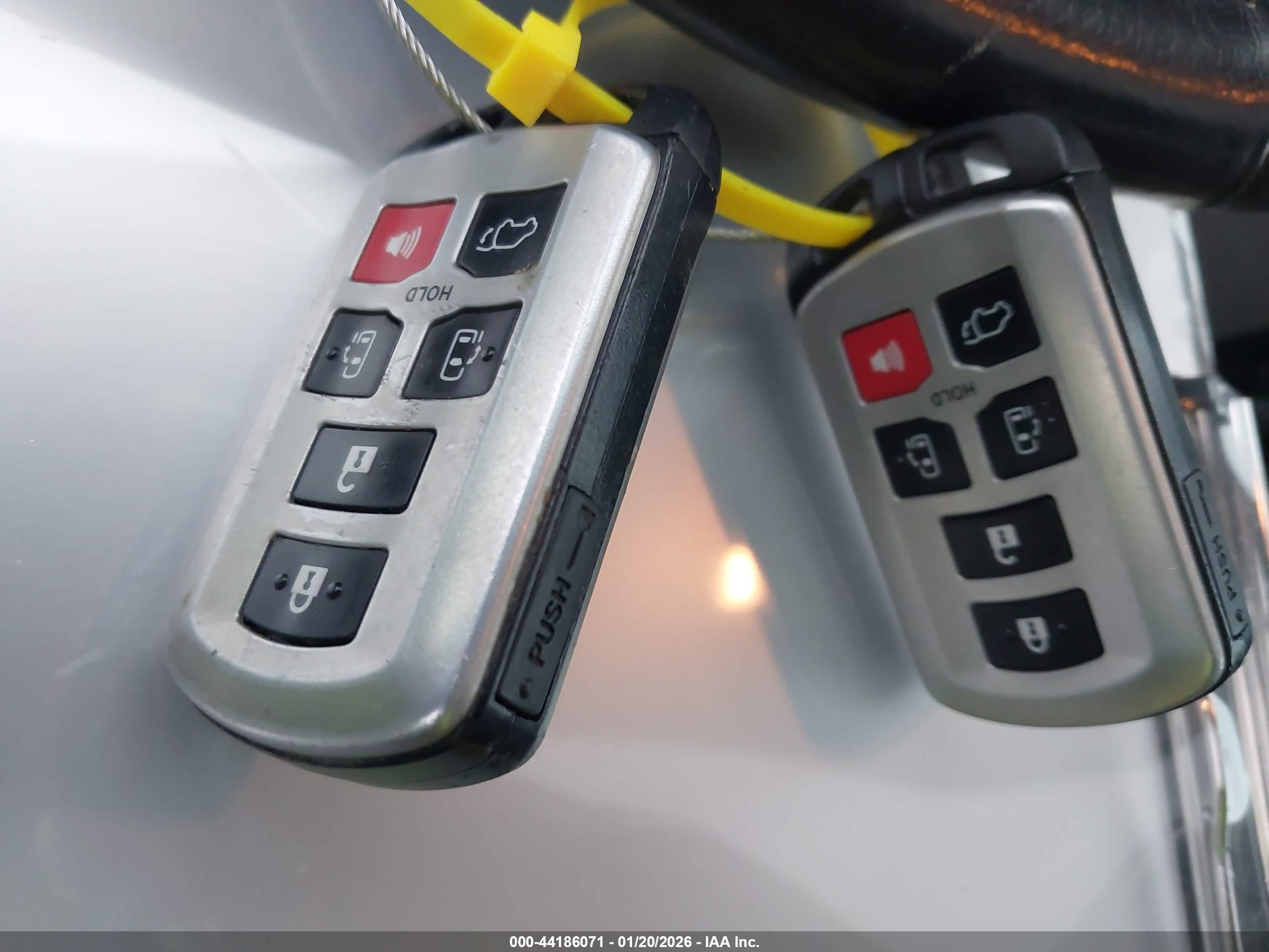 TOYOTA SIENNA image 11