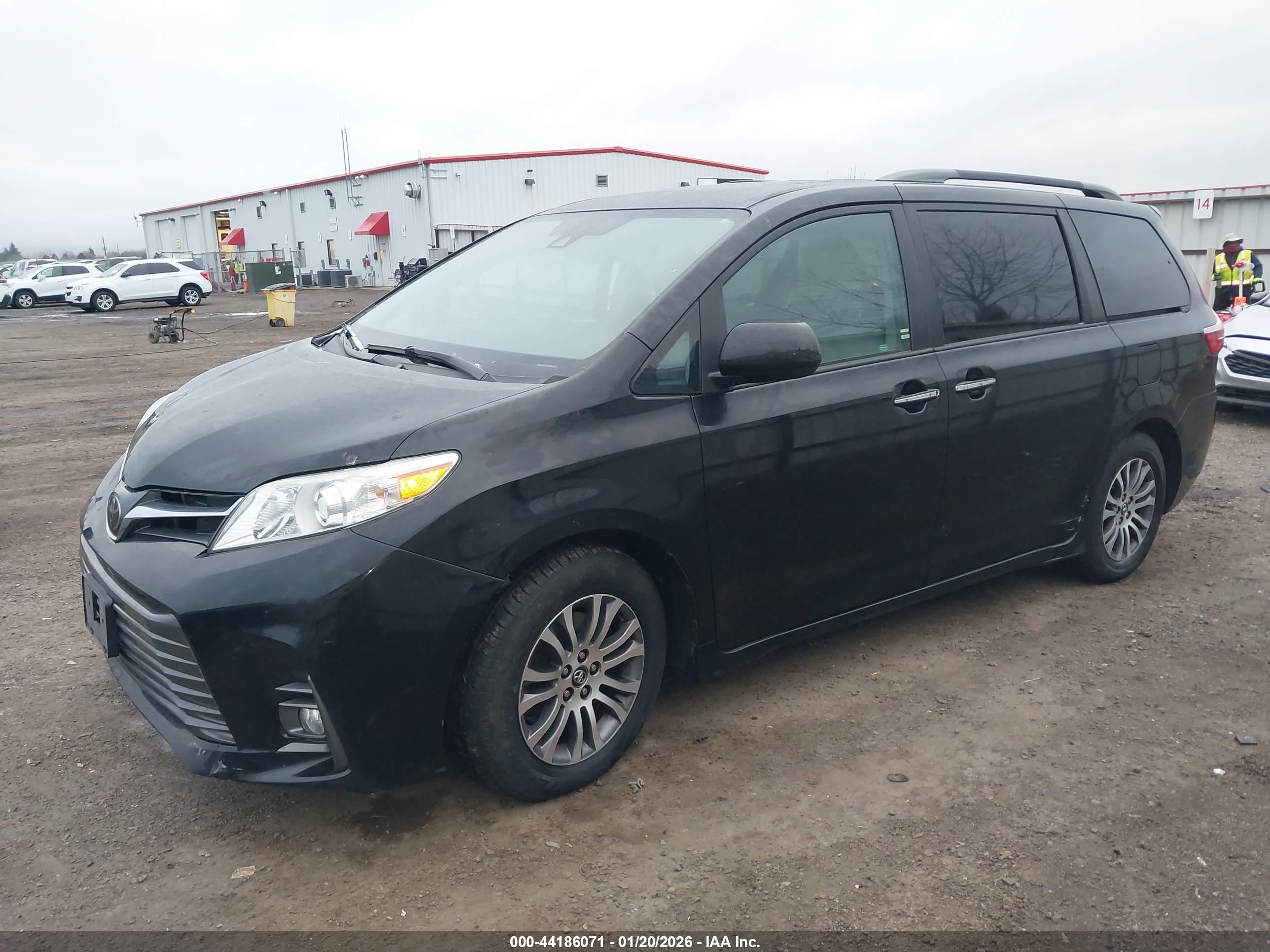 TOYOTA SIENNA image 2
