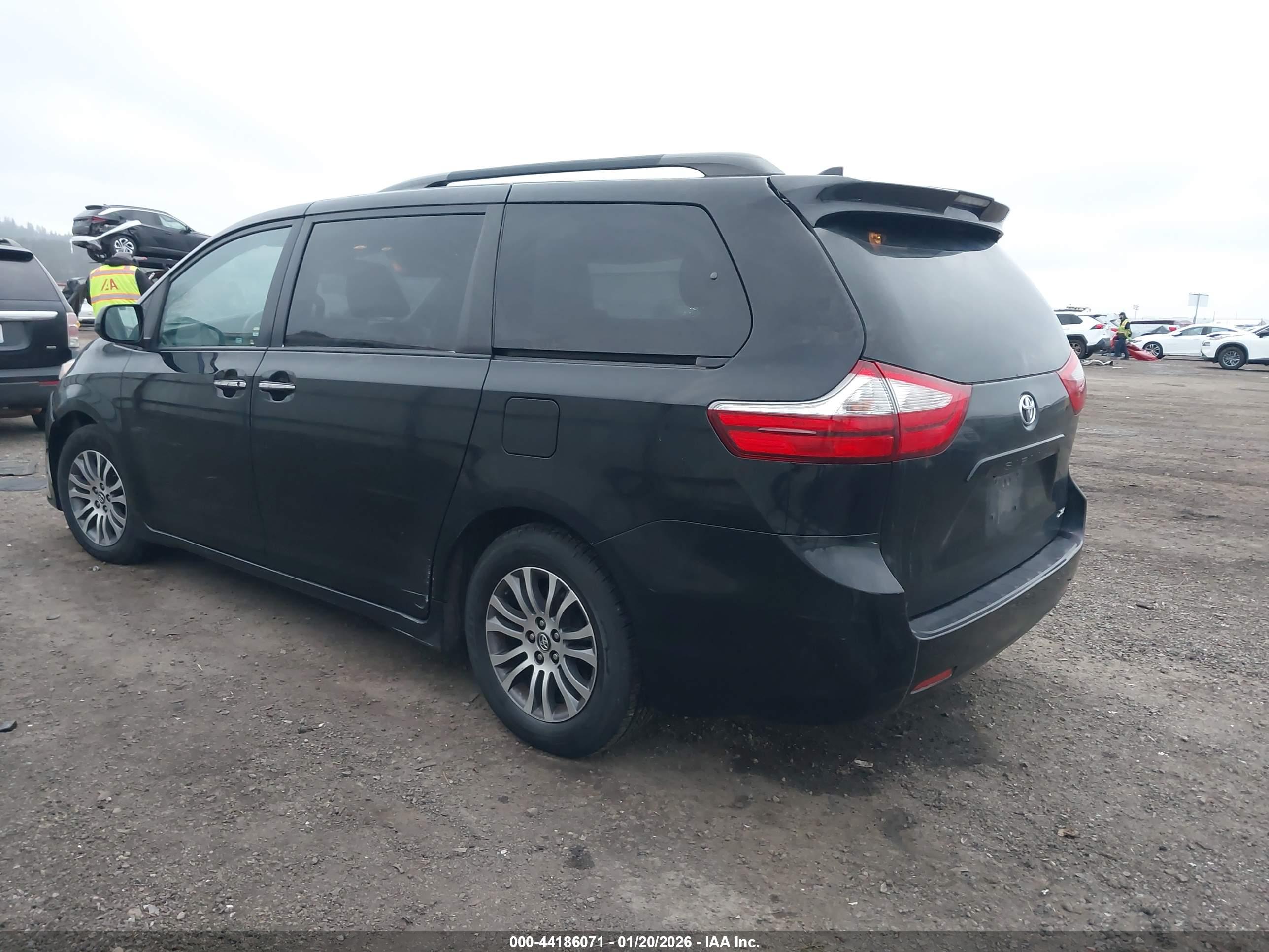TOYOTA SIENNA image 3