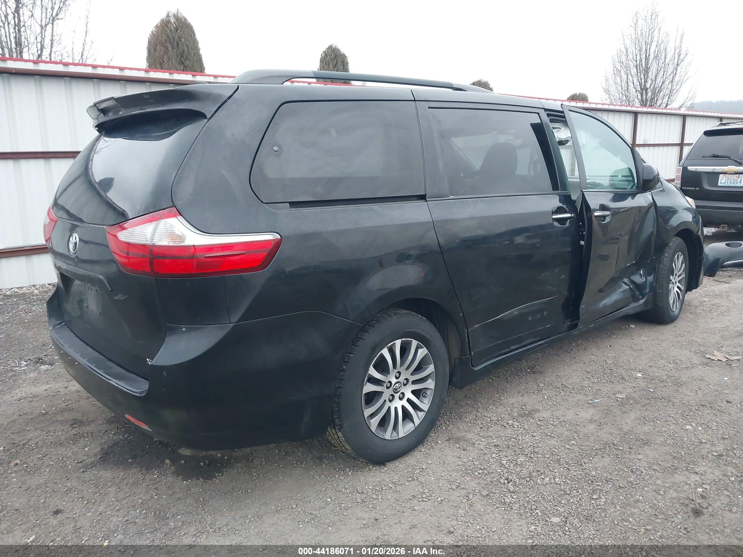 TOYOTA SIENNA image 4