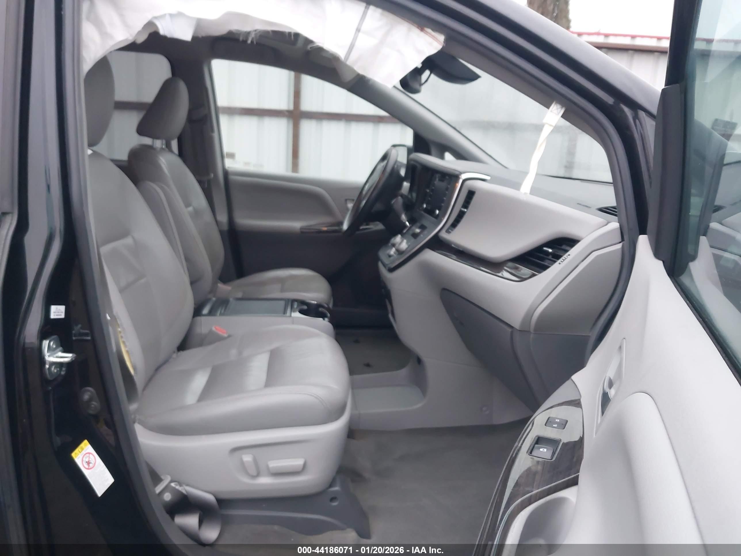 TOYOTA SIENNA image 5