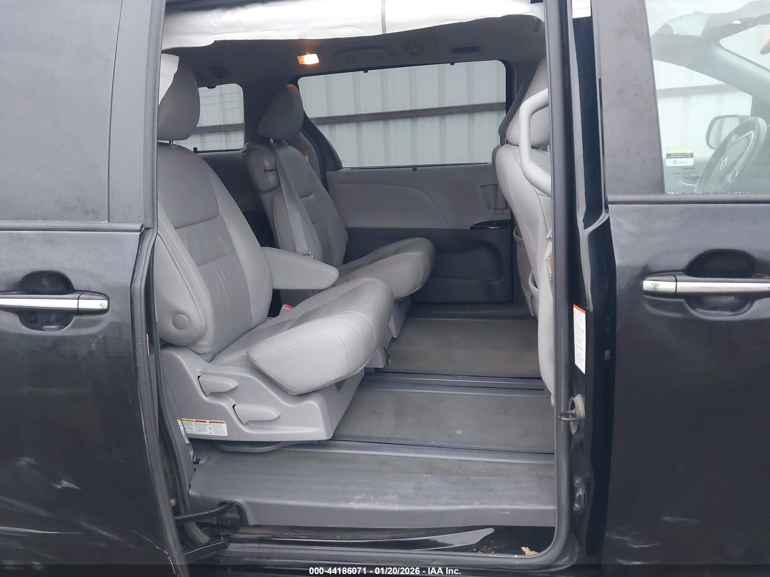 TOYOTA SIENNA image 8