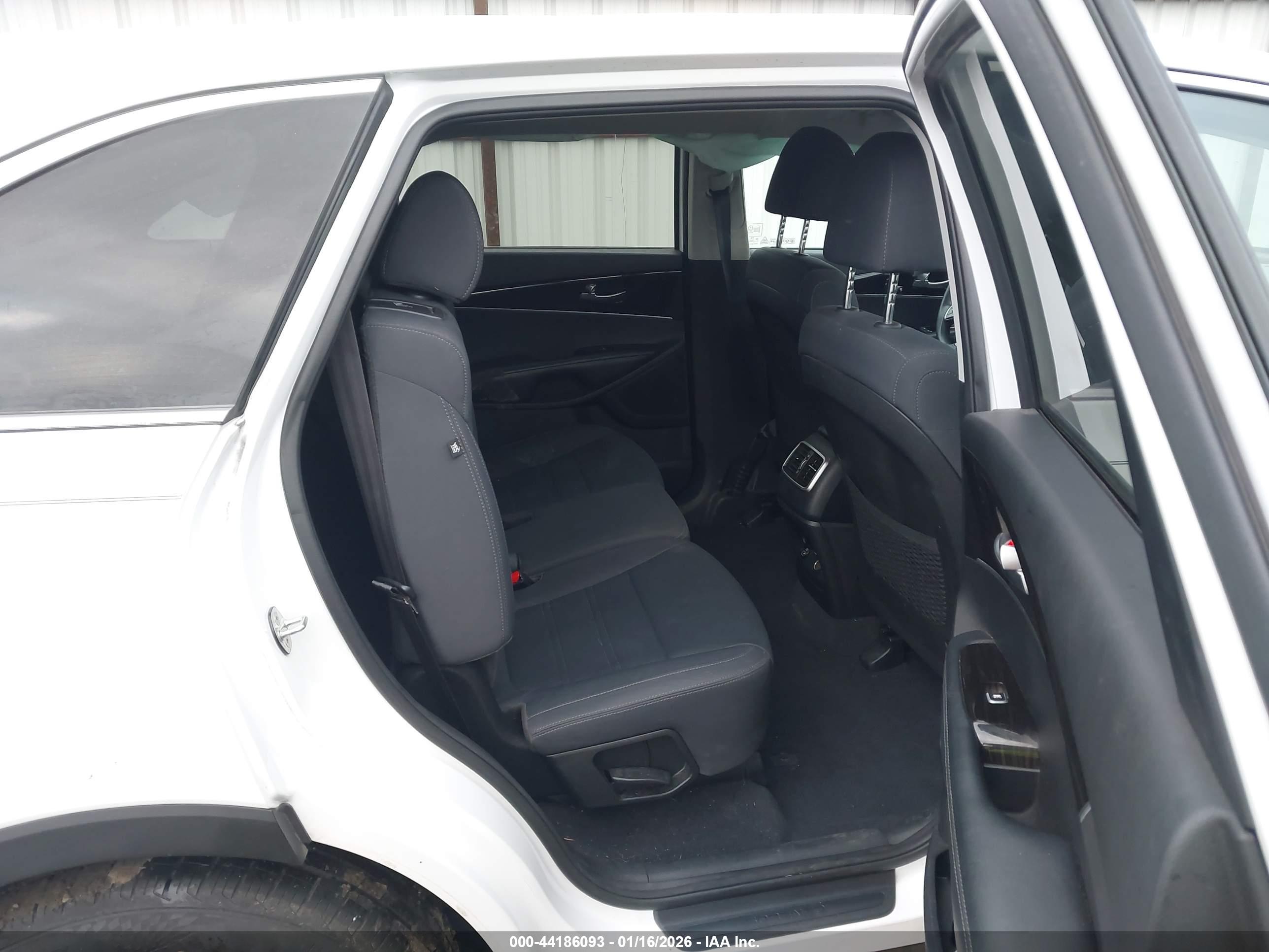 KIA SORENTO image 8