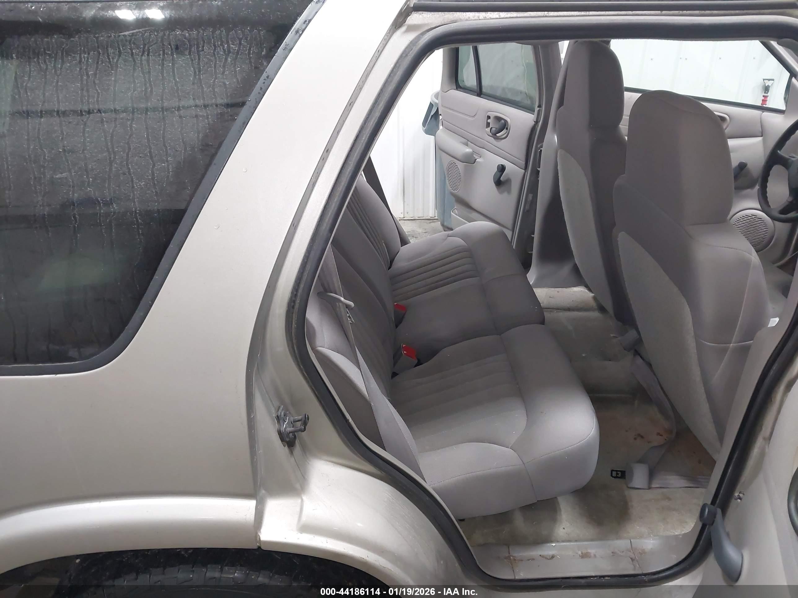CHEVROLET BLAZER image 8