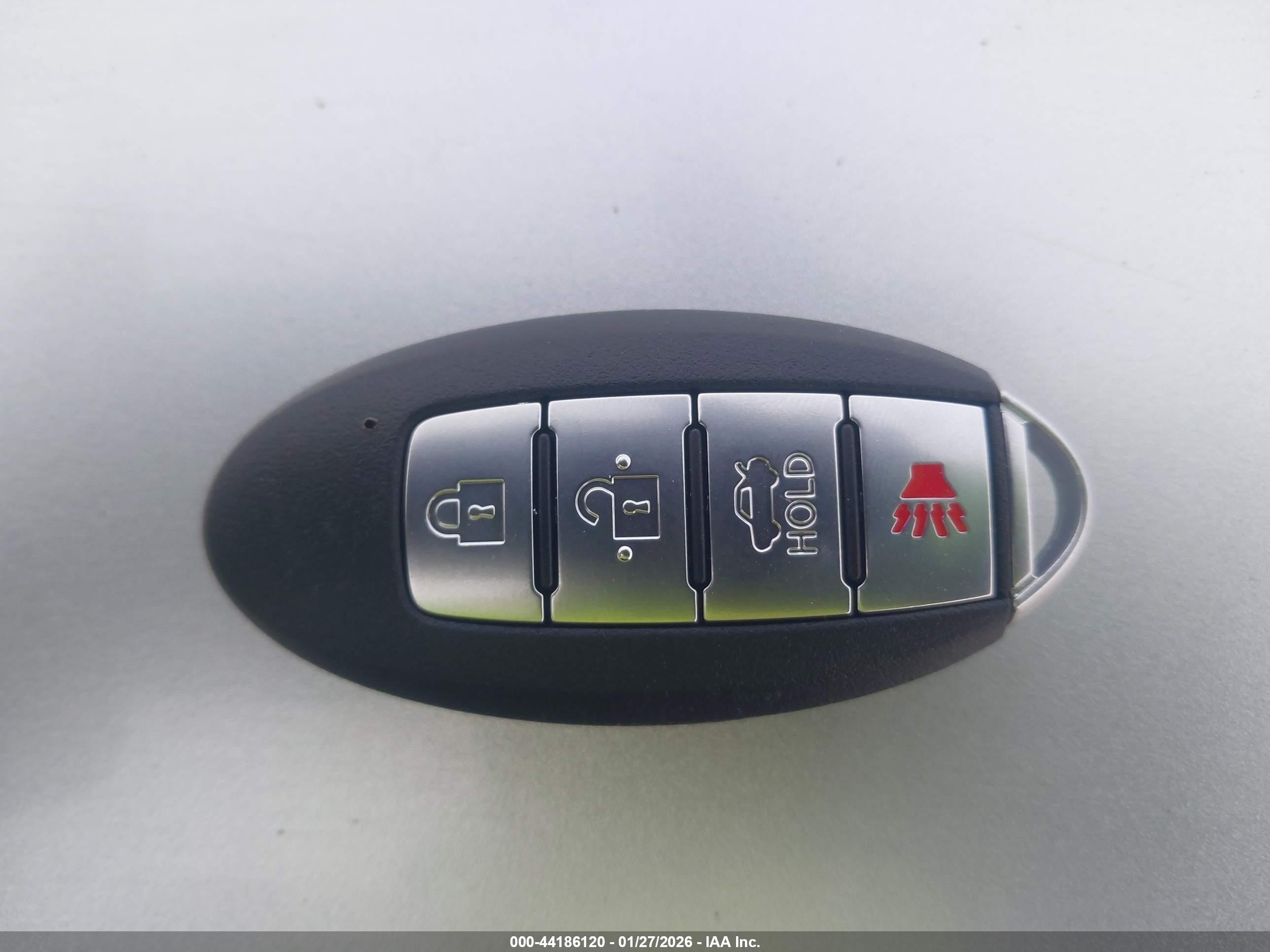 NISSAN VERSA image 11