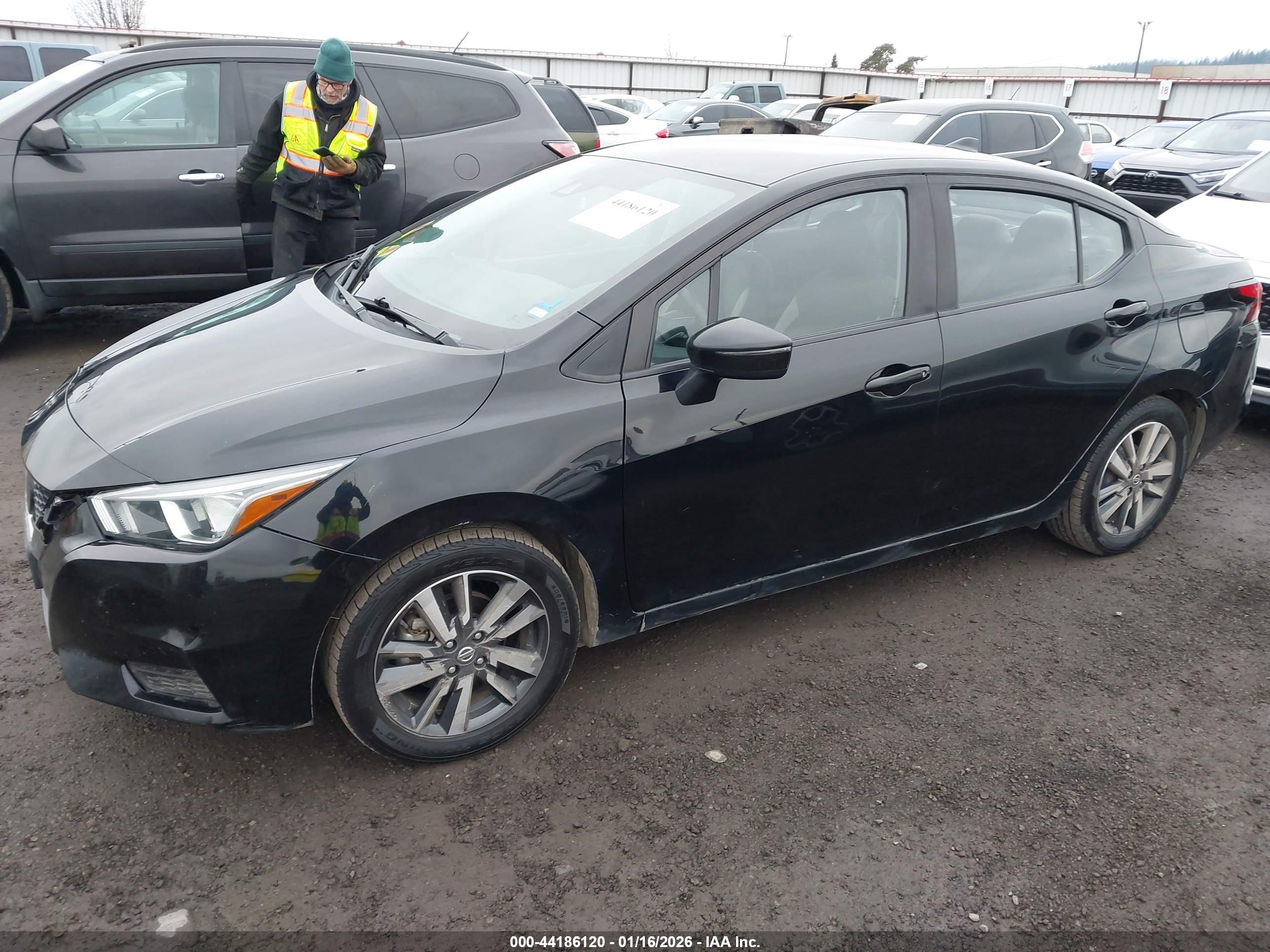 NISSAN VERSA image 2